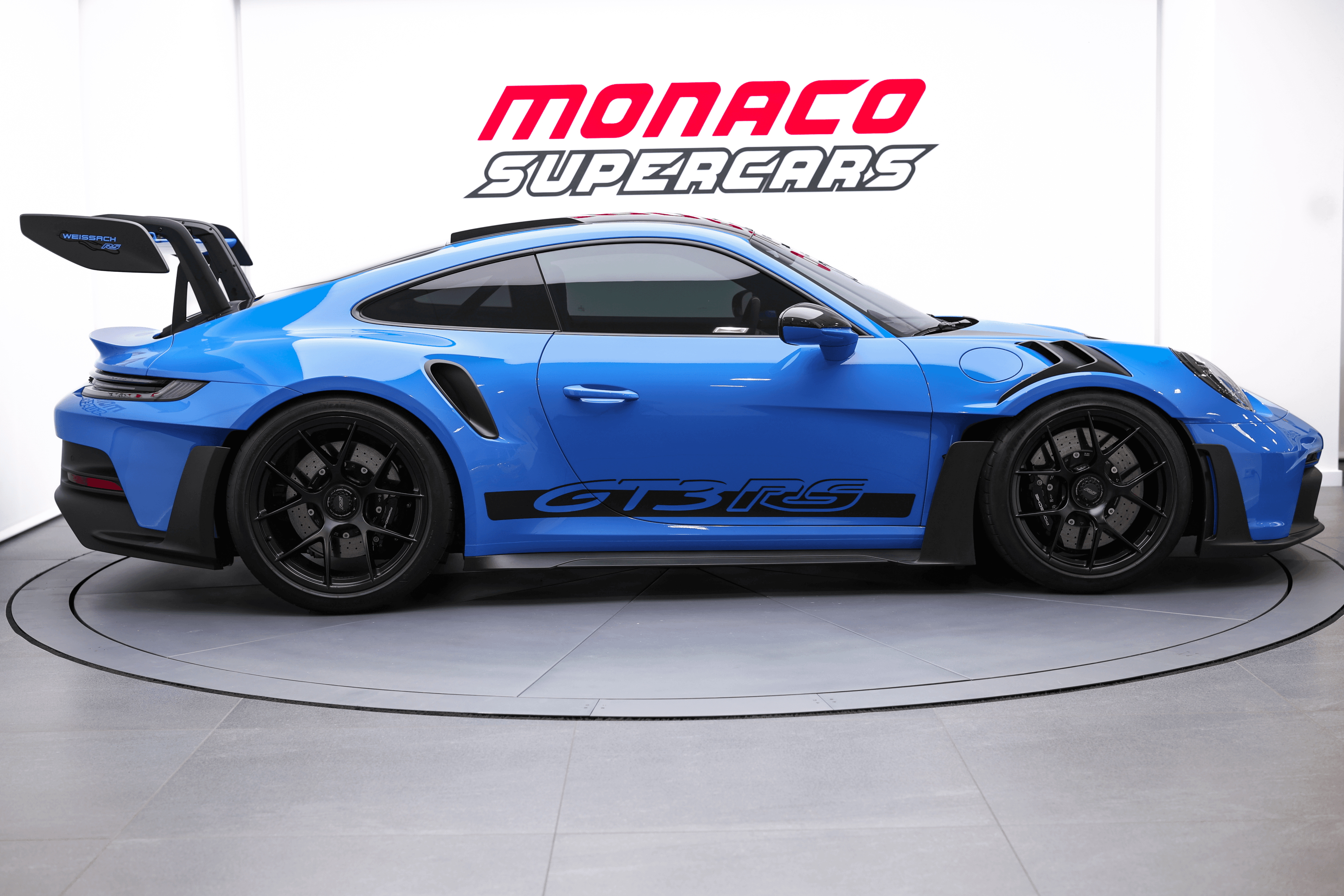 Visitez notre showroom à Monaco pour découvrir la Porsche GT3RS bleue, une supercar de prestige qui allie performance exceptionnelle et design raffiné.