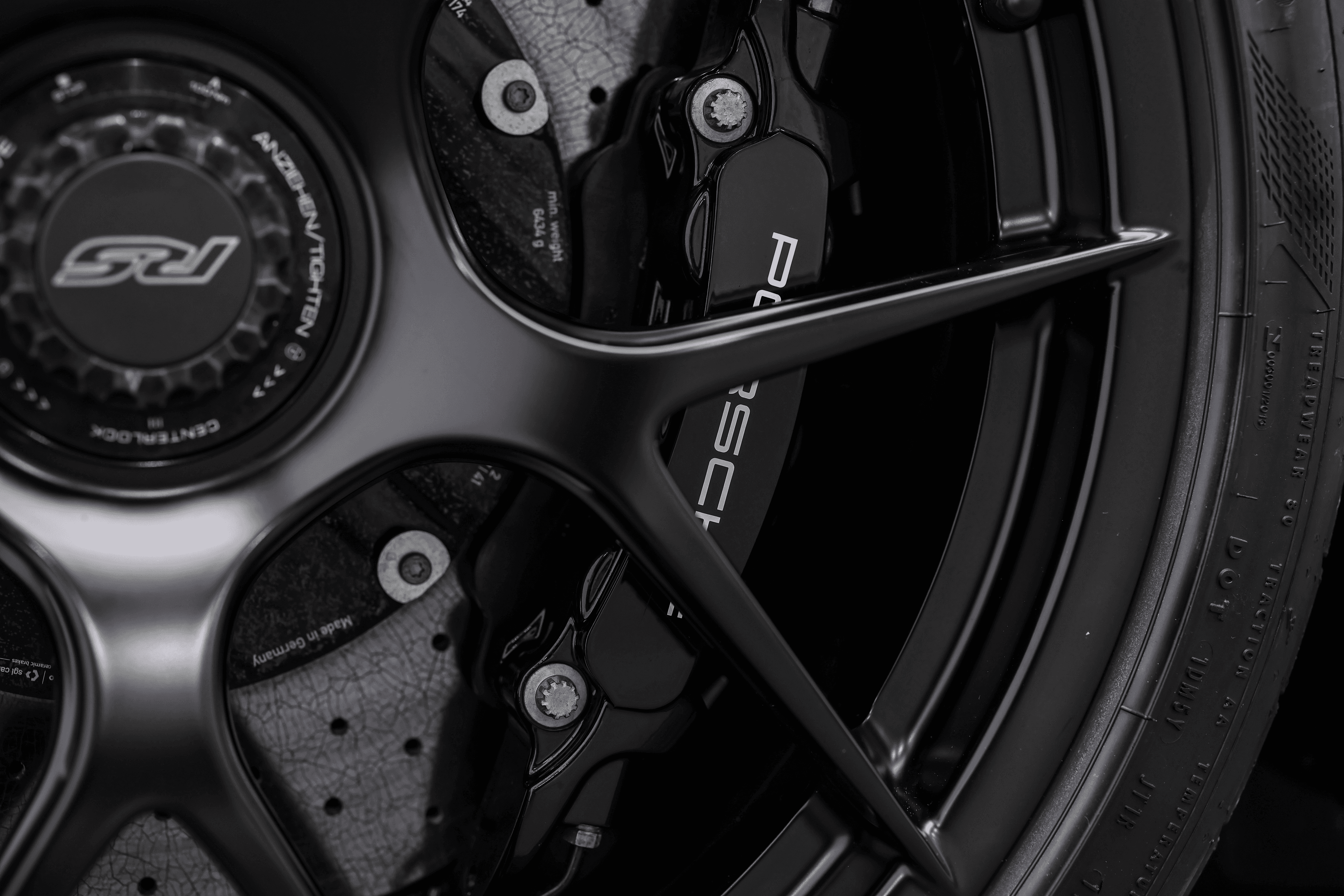 Focus sur les détails des freins de la Porsche GT3RS shark blue, illustrant la technologie avancée et le design spécifique pour des performances de freinage exceptionnelles.