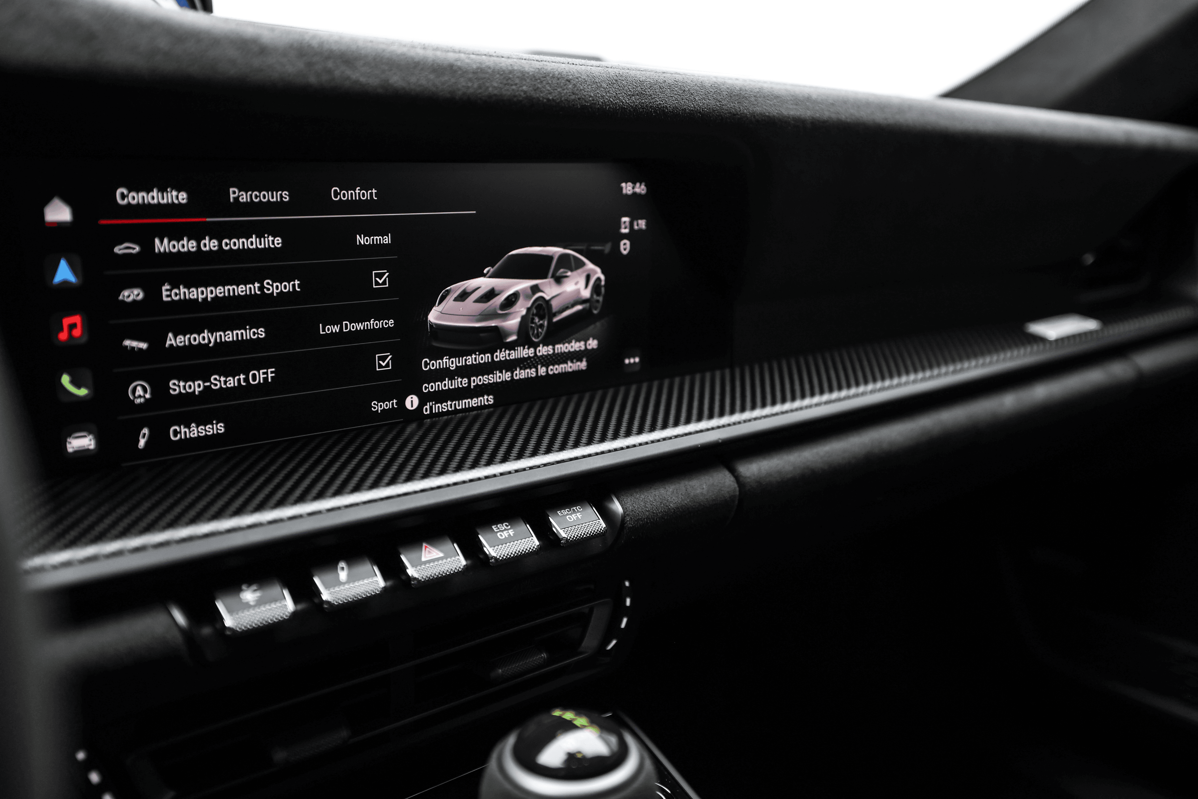 Affichage du système de contrôle de la Porsche GT3RS bleue, montrant les paramètres pour l'échappement sport, l'aérodynamisme et d'autres configurations essentielles pour la performance.