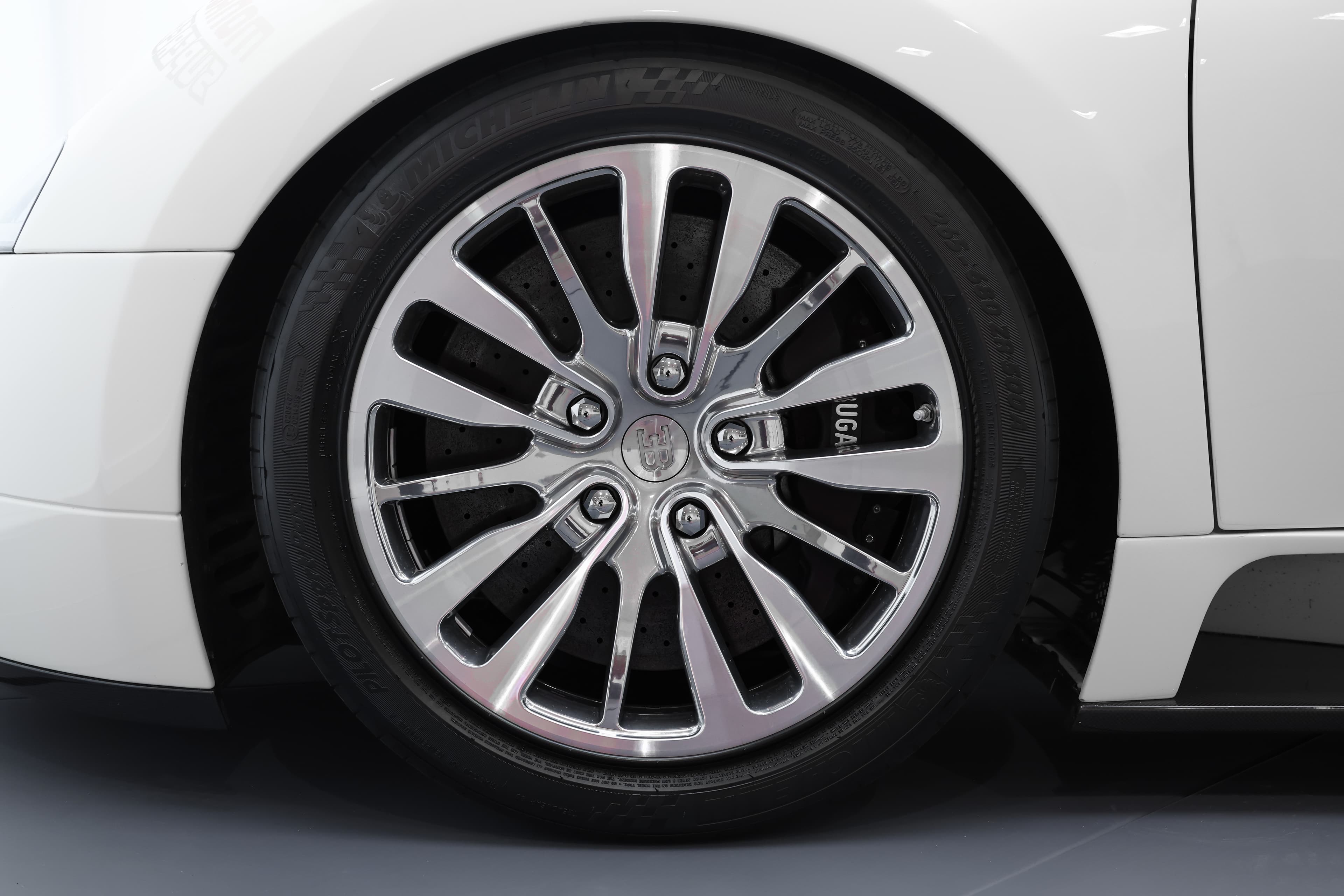 Detail de jante de la Bugatti Veyron Gran Sport, design sportif et élégant