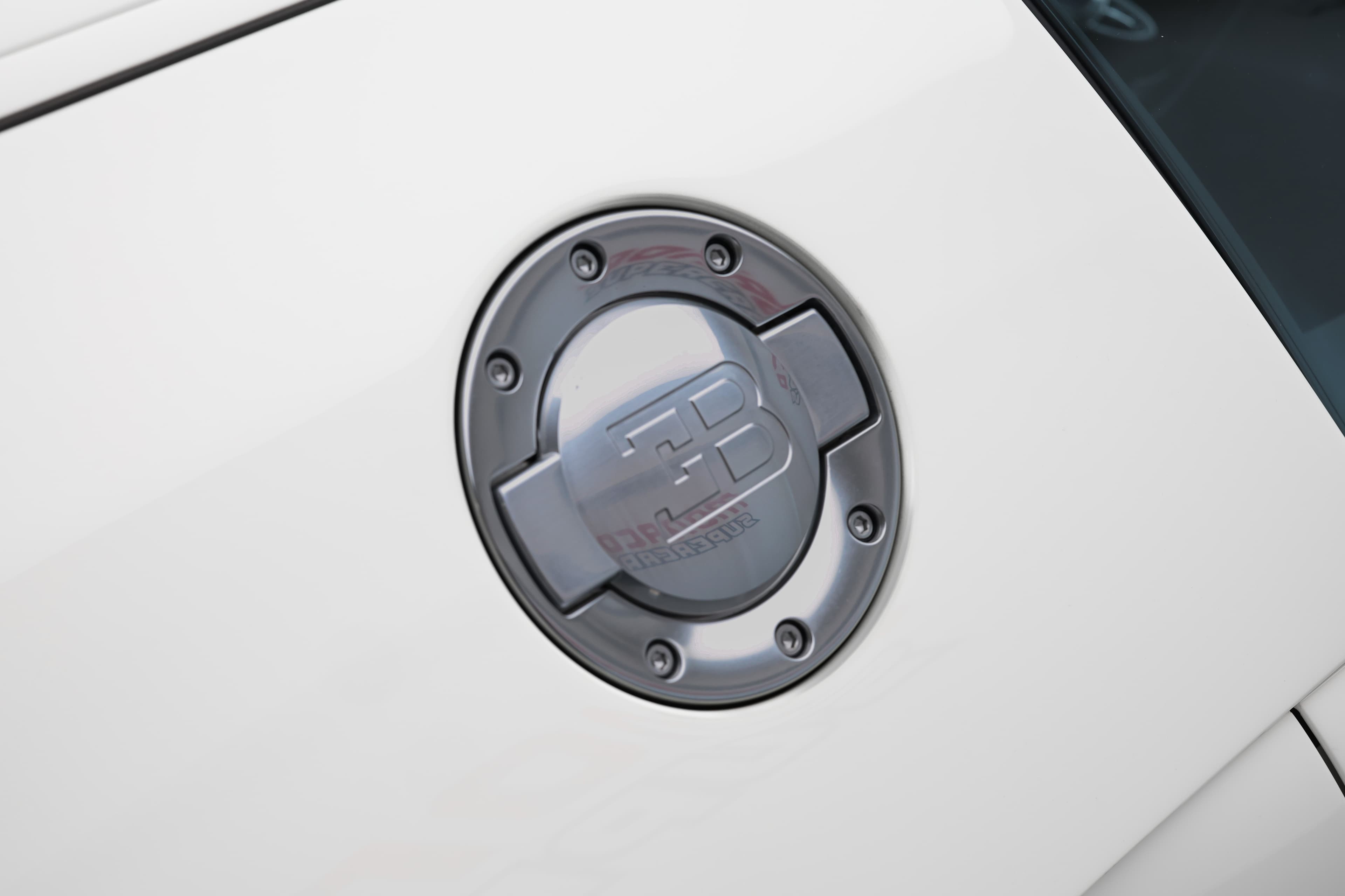 Détail élégant : trappe à essence intégrée sur la Bugatti Veyron