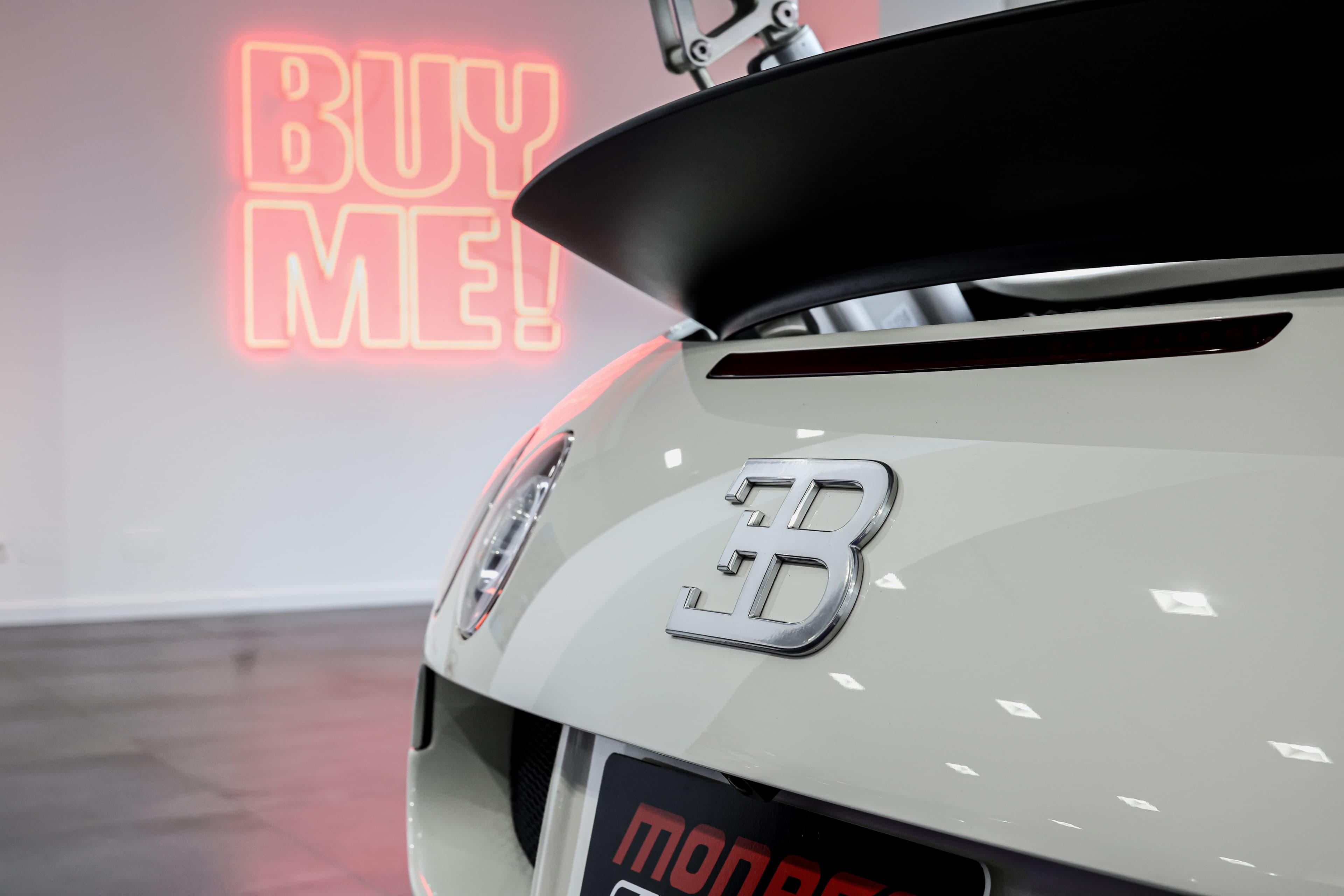 Logo emblématique de la Bugatti, un symbole de luxe et de performance