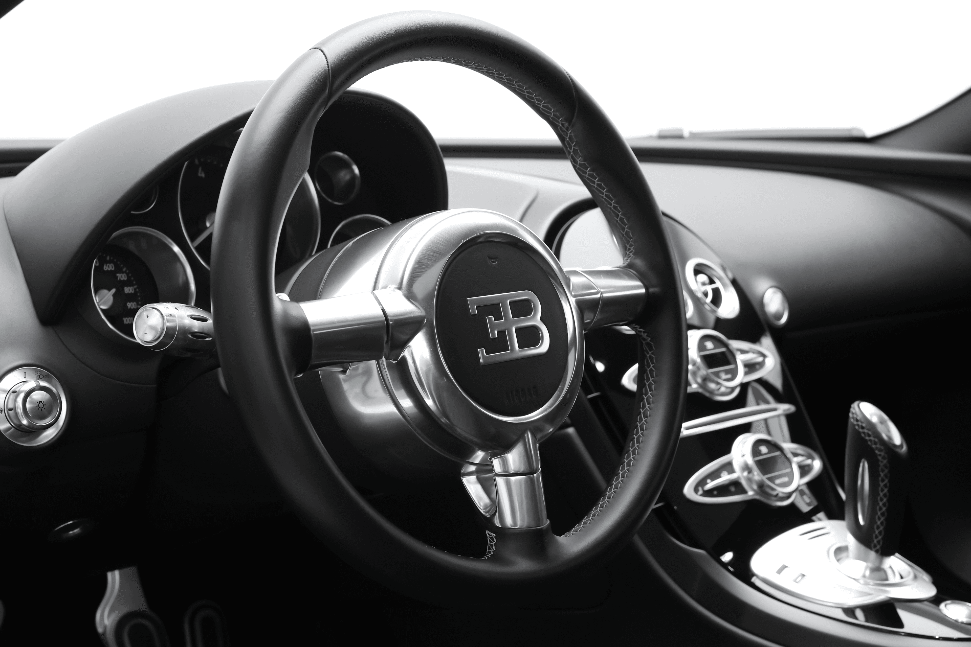 Volant de la Bugatti Veyron, un design sportif avec le logo emblématique