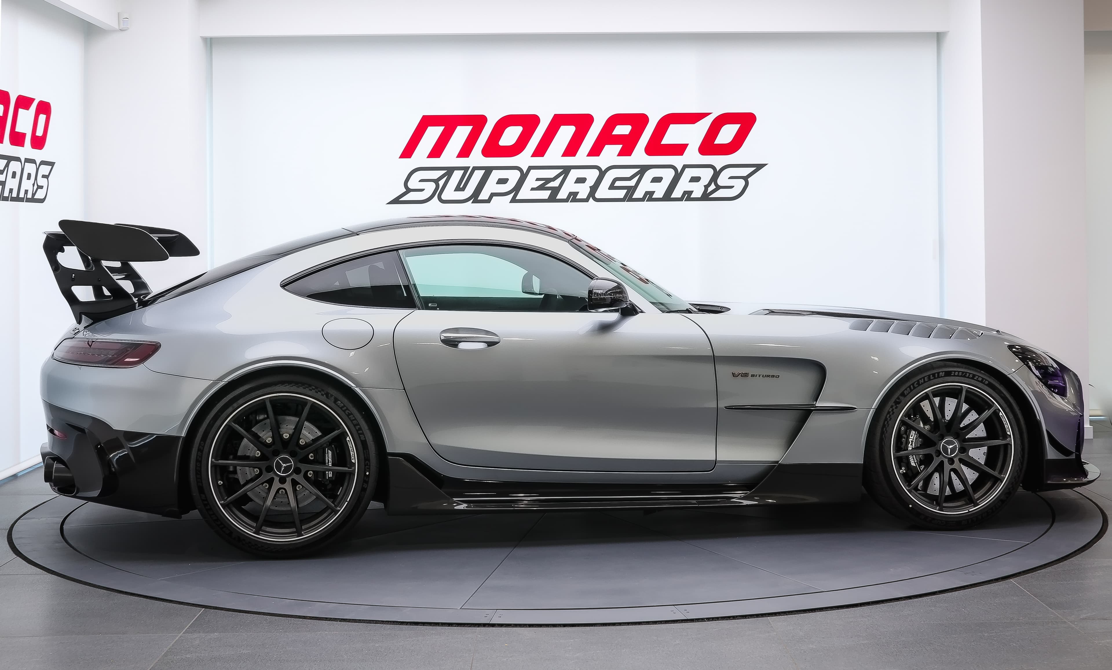 Découvrez notre AMG Black Series en profil, révélant ses courbes élégantes et son allure dynamique, une voiture de sport incontournable, disponible dans notre showroom à Monaco.