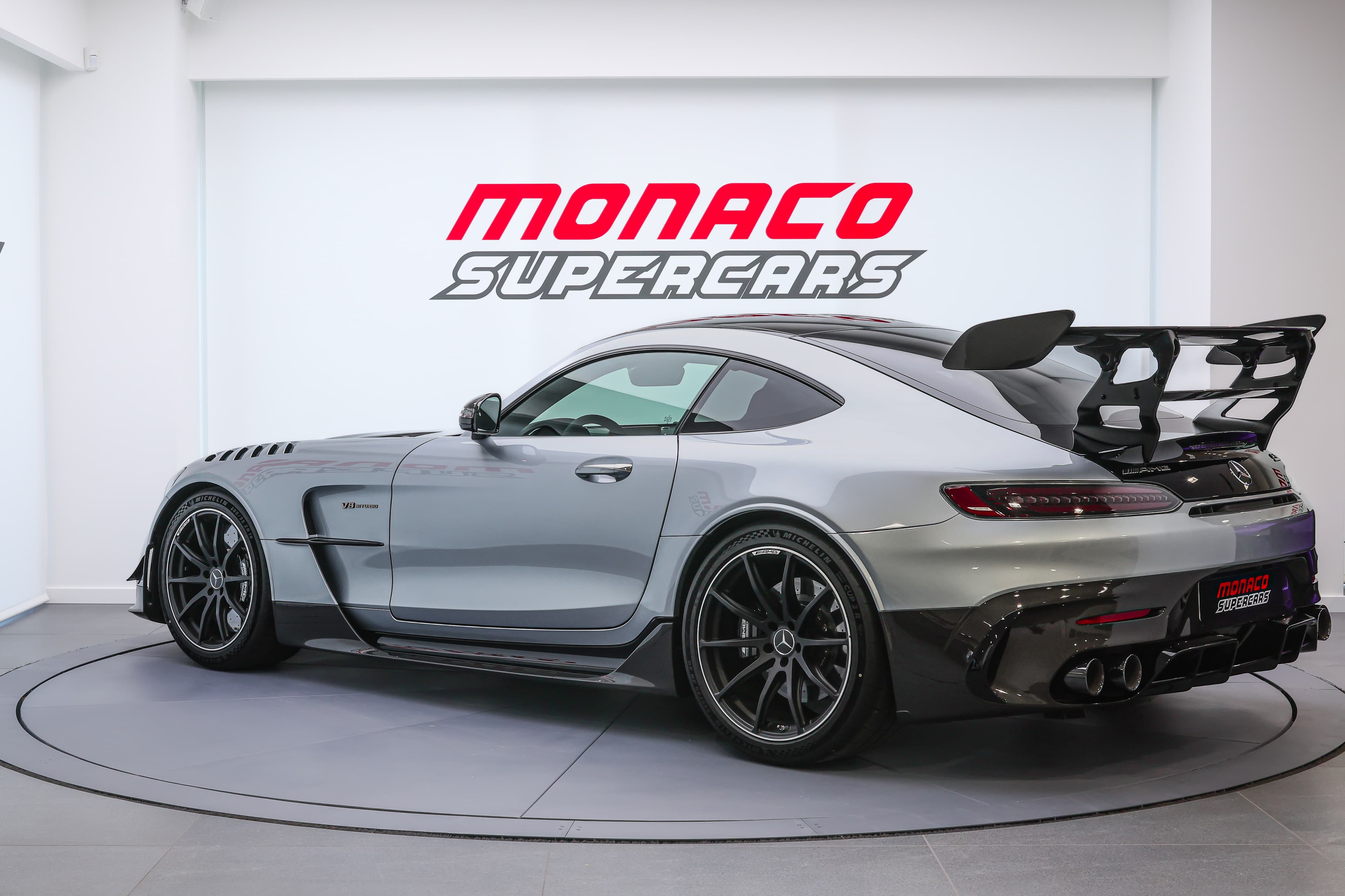 Appréciez notre AMG Black Series vue en trois quarts arrière, mettant en valeur son design puissant et ses détails raffinés, une véritable bête de performance disponible dans notre showroom à Monaco.