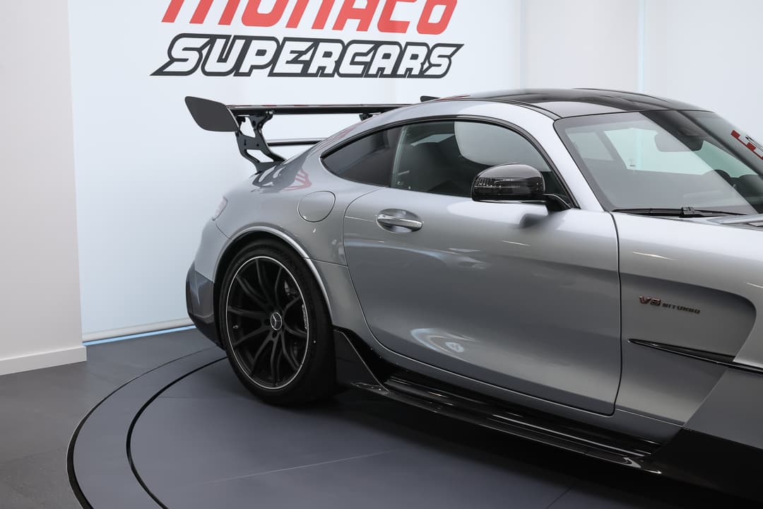 Découvrez notre AMG Black Series, coupée en deux pour révéler son profil dynamique et son arrière sculpté, une fusion parfaite de performance et de style, disponible dans notre showroom à Monaco.