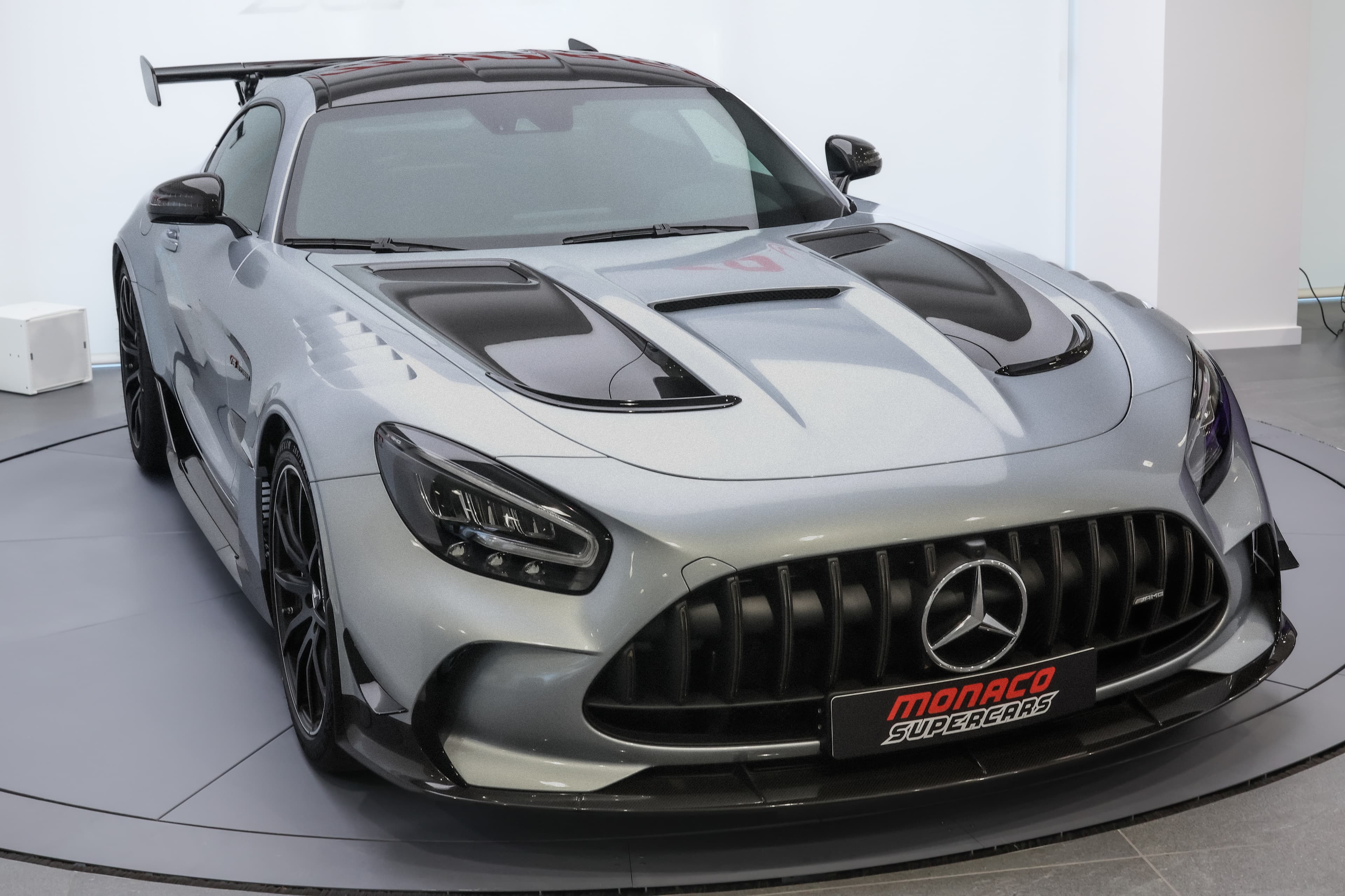 Découvrez notre AMG Black Series, capturée en hauteur, offrant une perspective unique sur son nez affûté et ses courbes dynamiques, alliant puissance et élégance, prête à conquérir la route. Disponible dans notre showroom à Monaco.