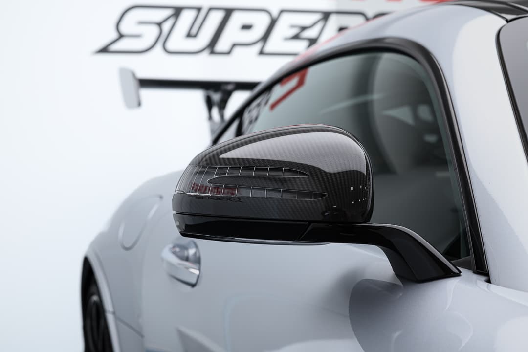 **Titre :** "AMG Black Series : Rétroviseur sportif et aérodynamique"  Découvrez le rétroviseur de notre AMG Black Series, conçu pour réduire la traînée tout en ajoutant une touche de style audacieux, reflétant l'engagement de Mercedes-Benz envers la performance. Disponible dans notre showroom à Monaco.