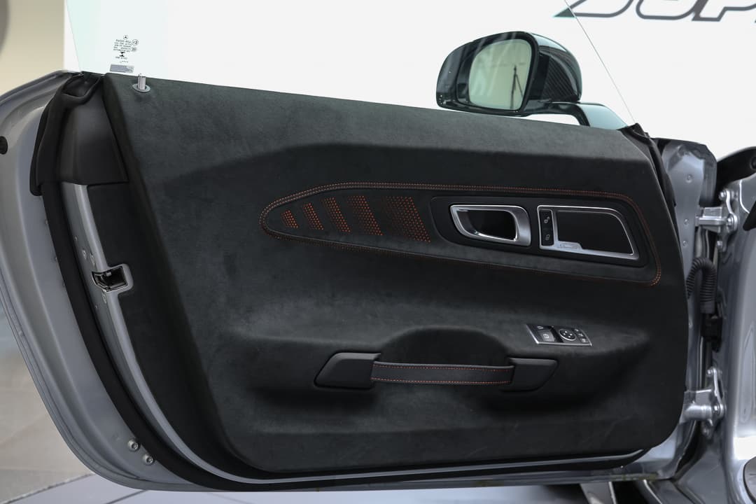 Explorez l'intérieur de la porte de notre AMG Black Series, alliant matériaux haut de gamme et design ergonomique, offrant une expérience de conduite luxueuse et dynamique. Disponible dans notre showroom à Monaco.