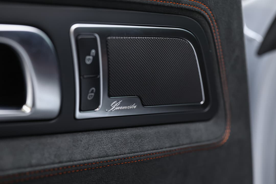 Découvrez les enceintes de notre AMG Black Series, offrant un son cristallin et immersif, intégrées avec style dans un intérieur raffiné, pour une expérience audio inégalée lors de vos trajets. Disponible dans notre showroom à Monaco.