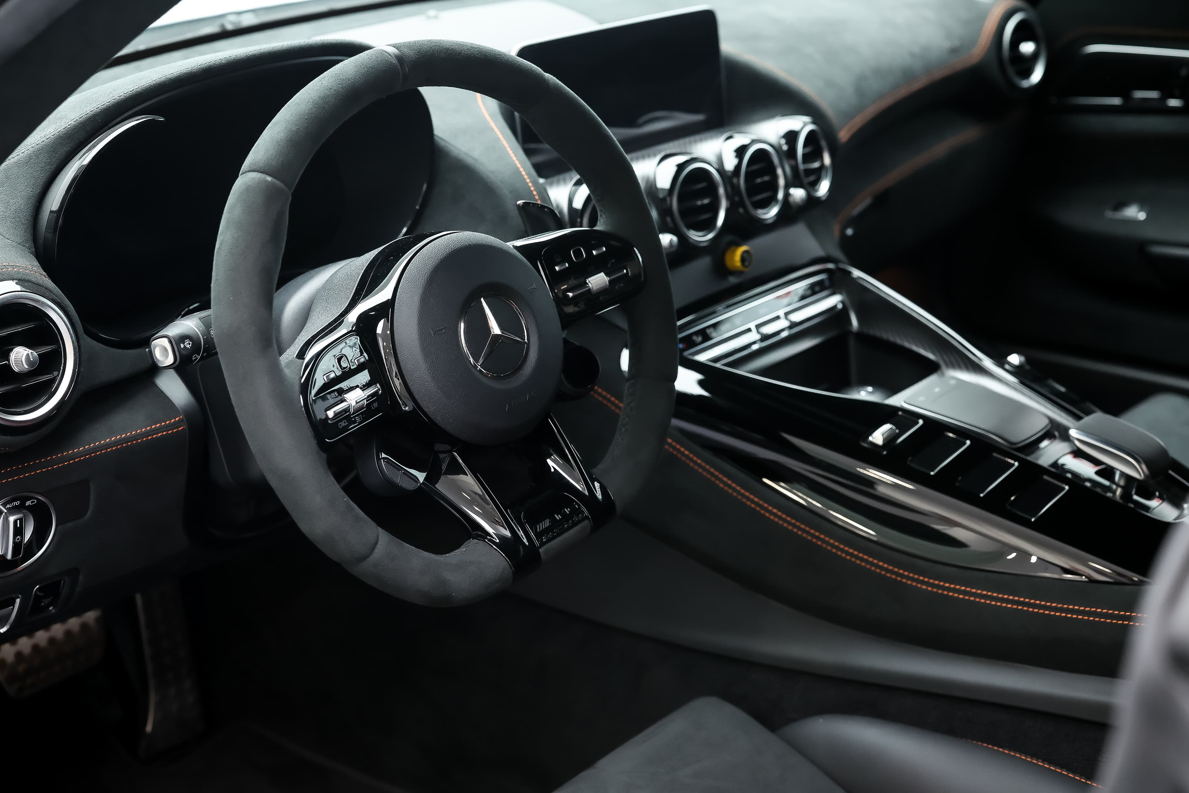 Plongez dans l'intérieur de notre AMG Black Series, où le luxe rencontre la performance, avec des matériaux premium, des finitions soignées et une technologie de pointe, créant une atmosphère dynamique et raffinée. Disponible dans notre showroom à Monaco.