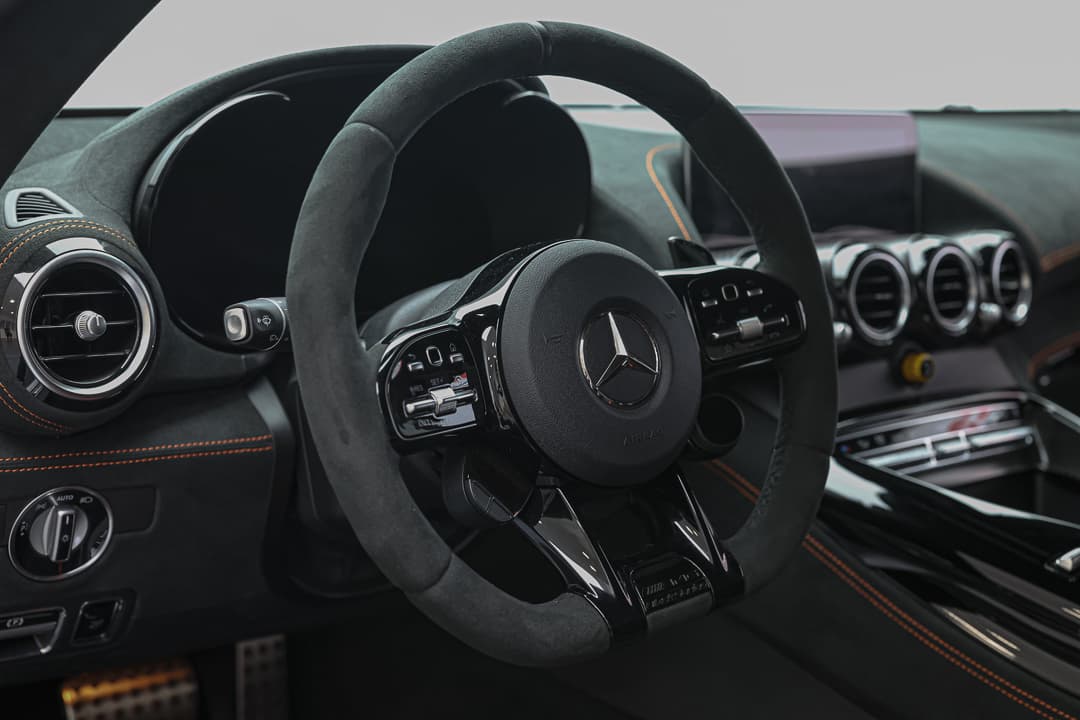 Découvrez le volant de notre AMG Black Series, conçu pour une prise en main optimale, avec des matériaux haut de gamme et un design sportif, intégrant des commandes intuitives pour une expérience de conduite immersive. Disponible dans notre showroom à Monaco.