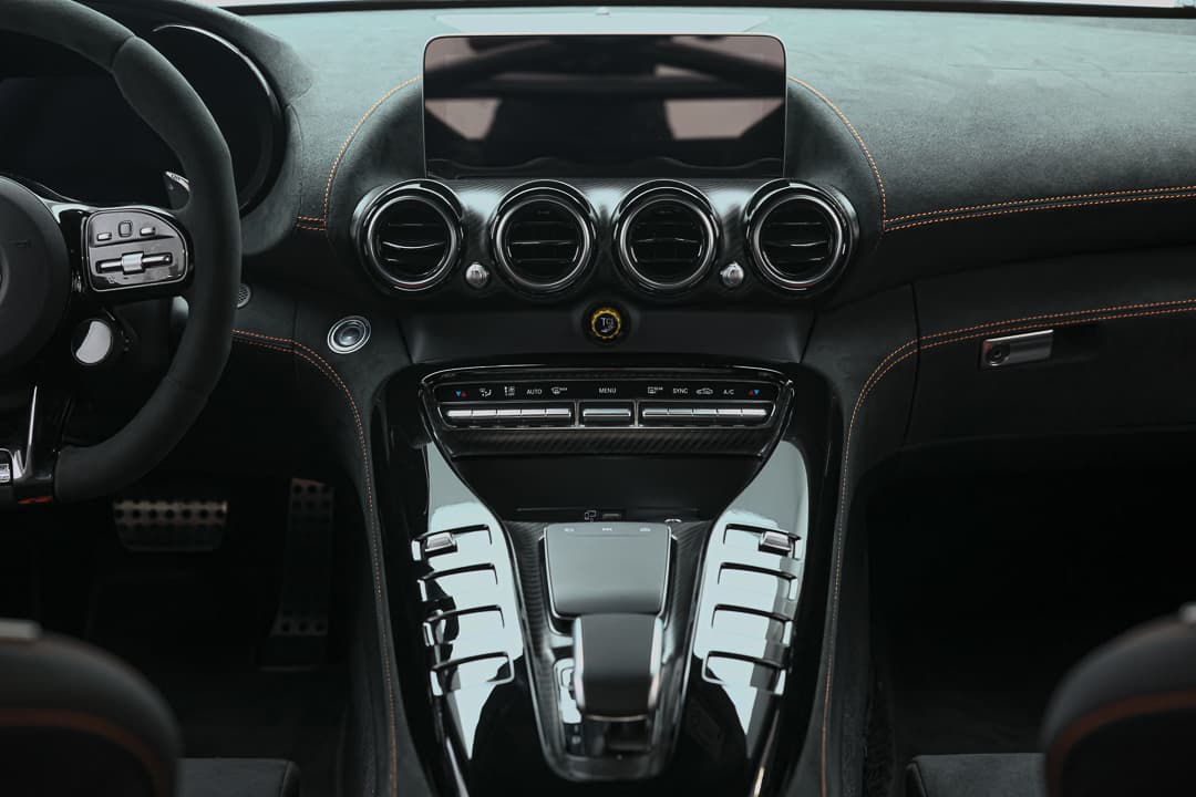 Découvrez la console centrale de notre AMG Black Series, mise en valeur par des détails en carbone qui ajoutent une touche de sophistication et de sportivité. Chaque élément est conçu pour une ergonomie optimale, créant une ambiance moderne et dynamique. Disponible dans notre showroom à Monaco.