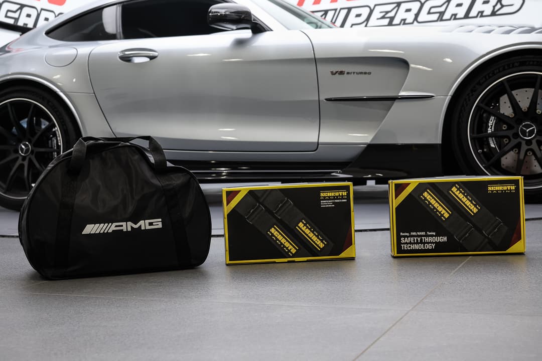 Découvrez les accessoires qui accompagnent notre AMG Black Series, soigneusement sélectionnés pour compléter votre expérience de conduite. Ces éléments, allant des tapis de sol personnalisés aux housses de protection, ajoutent une touche de luxe et de praticité, parfaitement assortis à la voiture. Disponible dans notre showroom à Monaco.