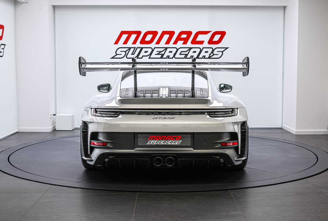 Cette vue de l'arrière de la Porsche 911 GT3 RS met en lumière son diffuseur sportif et ses feux arrière audacieux, soulignant son allure résolument dynamique et son héritage de voiture de course.