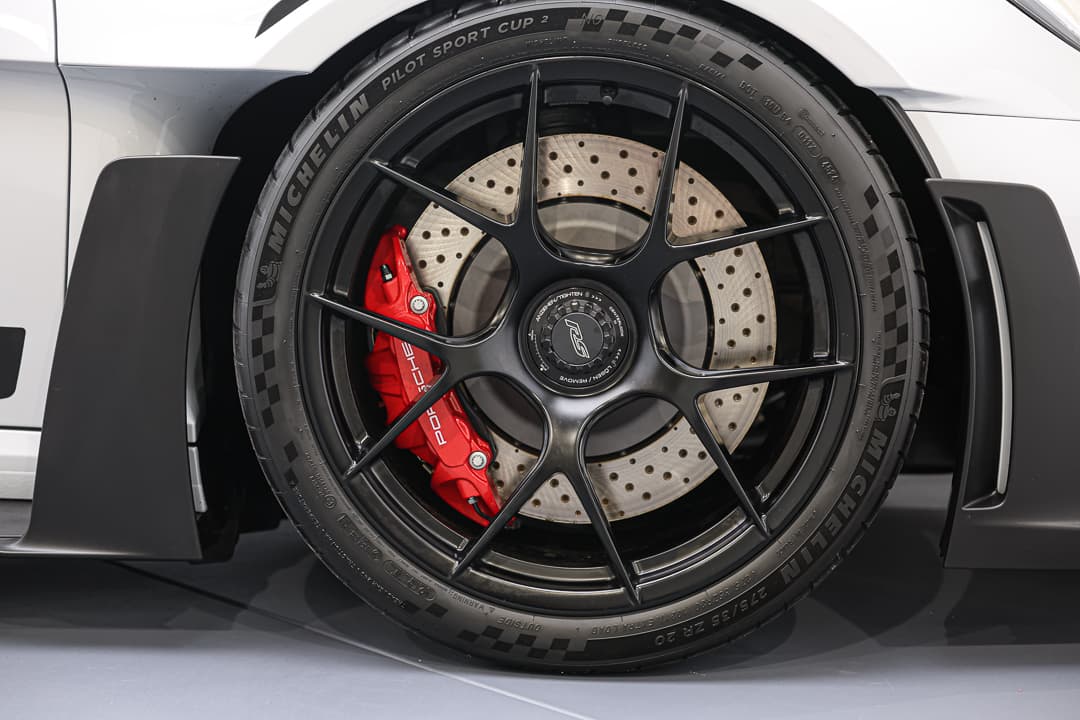 Cette image des jantes de la Porsche 911 GT3 RS met en avant leur design distinctif et léger, avec des rayons en alliage qui non seulement améliorent l'esthétique sportive, mais contribuent également à la performance globale en réduisant le poids non suspendu.