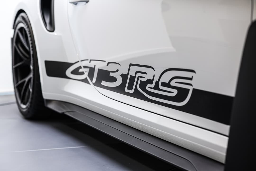 Cette vue du sticker latéral GT3 RS met en avant le logo audacieux et distinctif, accentuant le caractère sportif de la voiture tout en soulignant son héritage sur piste et sa performance exceptionnelle.