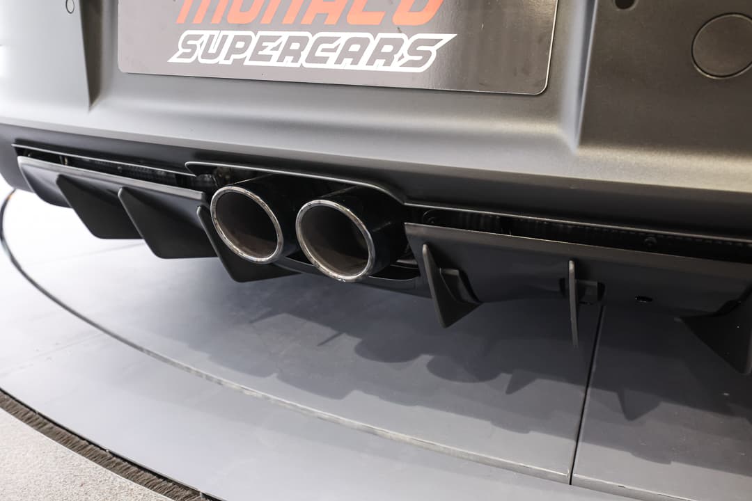 Cette image du diffuseur arrière de la Porsche 911 GT3 RS met en avant son design aérodynamique sophistiqué, conçu pour optimiser le flux d'air et améliorer la stabilité à haute vitesse, tout en ajoutant une touche agressive au profil de la voiture.
