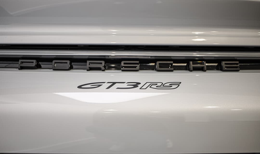 Cette image du logo Porsche en relief capte l'essence de la marque, avec ses détails raffinés qui évoquent le luxe et l'ingénierie de précision, tout en ajoutant une dimension tactile et visuelle à l'identité emblématique de la voiture.