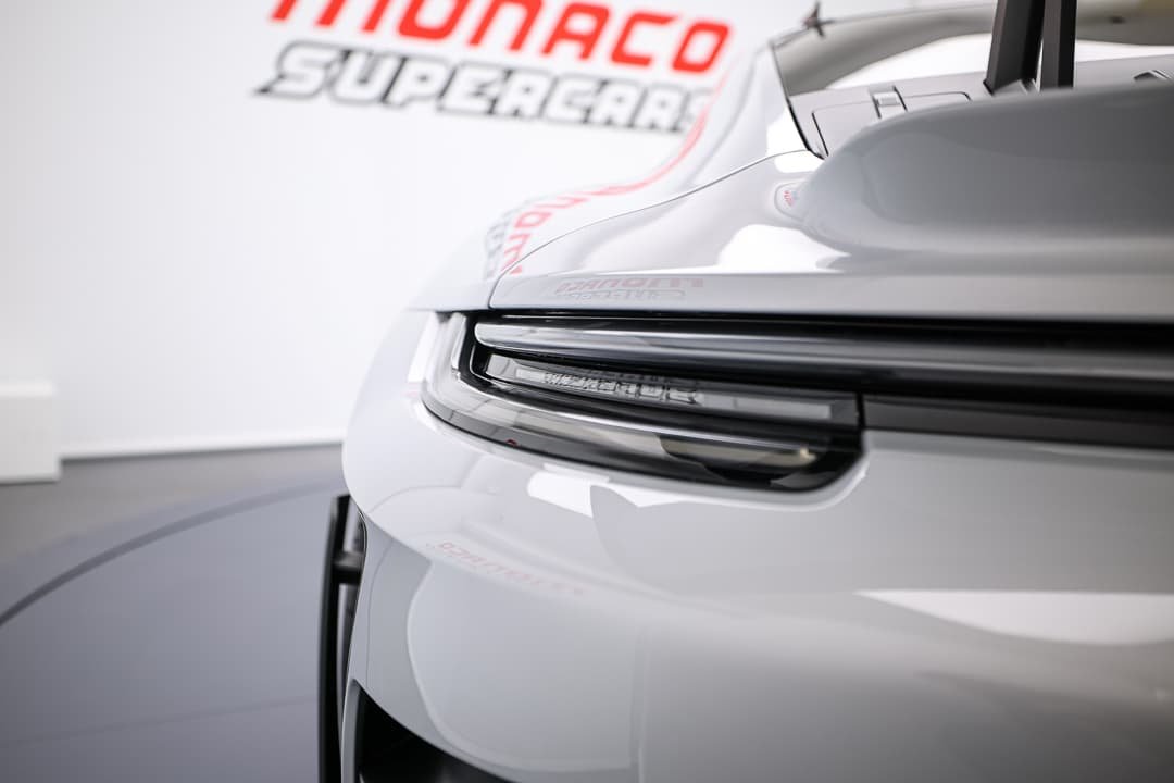 Cette vue des feux arrière de la Porsche 911 GT3 RS révèle un design élégant et moderne, avec des lignes nettes et une technologie d'éclairage avancée qui accentuent le caractère dynamique de la voiture, tout en assurant une visibilité optimale sur la route.