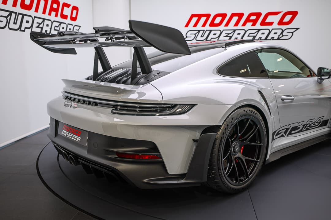 Cette vue de l'arrière de la Porsche 911 GT3 RS révèle un design audacieux et sportif, avec des lignes sculptées, un diffuseur agressif et des feux arrière LED qui soulignent son caractère dynamique et son allure de performance sur route.