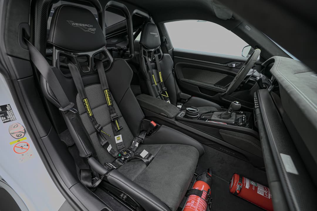 Cette image des sièges intérieurs sportifs de la Porsche 911 GT3 RS met en avant un design ergonomique et une finition haut de gamme, offrant un soutien optimal lors de la conduite dynamique tout en incarnant l'esprit de compétition et le luxe de la marque.