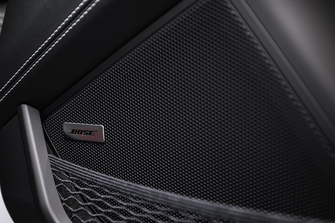 Cette image de l'enceinte Bose dans la Porsche 911 GT3 RS met en avant un système audio de haute qualité, conçu pour offrir une expérience sonore immersive qui complète parfaitement la conduite sportive, alliant luxe et performance.
