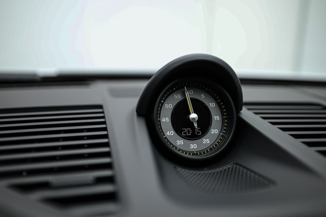 Cette image du compteur de la Porsche 911 GT3 RS met en avant un affichage clair et dynamique, avec des chiffres lumineux et des aiguilles sportives, offrant au conducteur une lecture instantanée des performances et une immersion dans l'expérience de conduite.