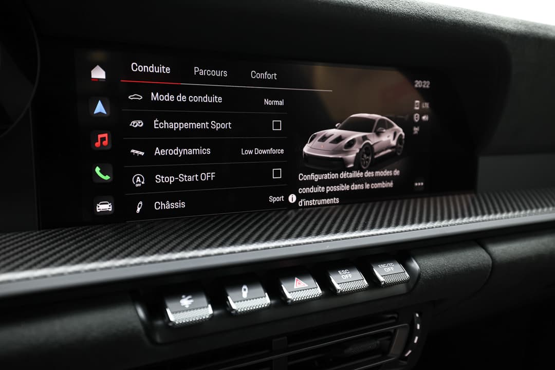 L'image montre l'écran central d'une Porsche, affichant des fonctionnalités modernes, une interface intuitive et un design haut de gamme.