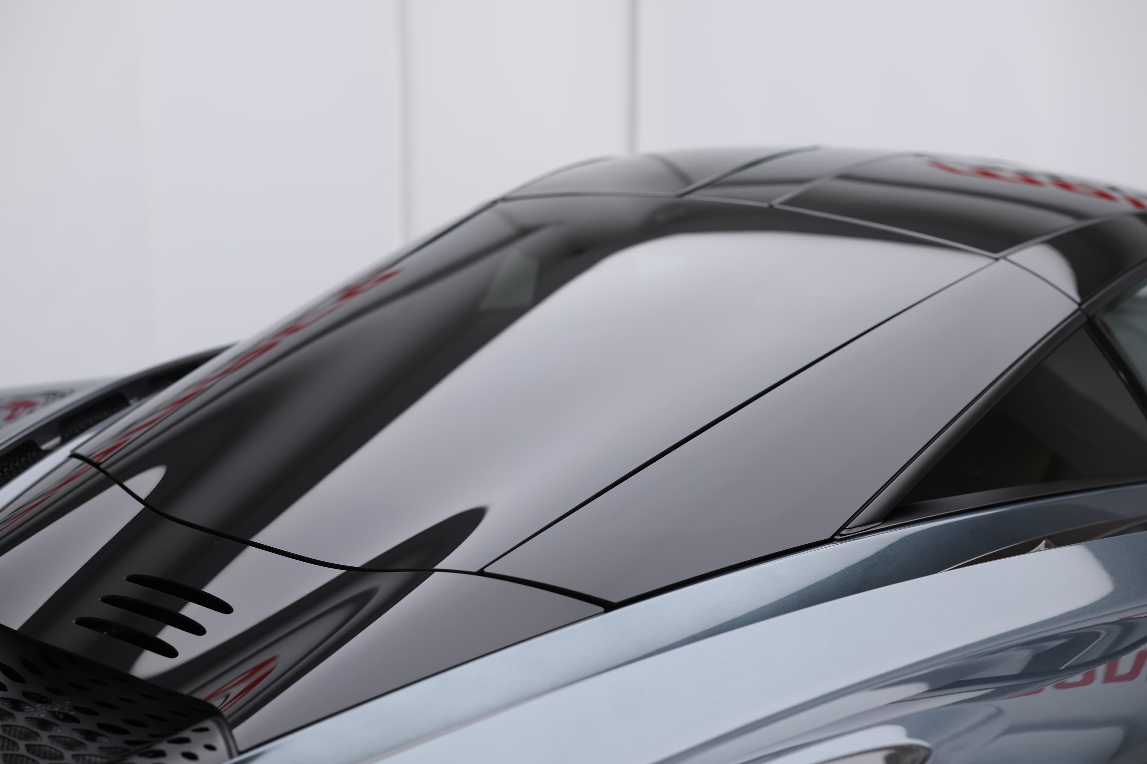 L'image montre le toit en verre de la McLaren 765LT, mettant en avant son design élégant et moderne, qui offre une vue dégagée sur l'intérieur tout en ajoutant une touche de légèreté et de sophistication au véhicule.