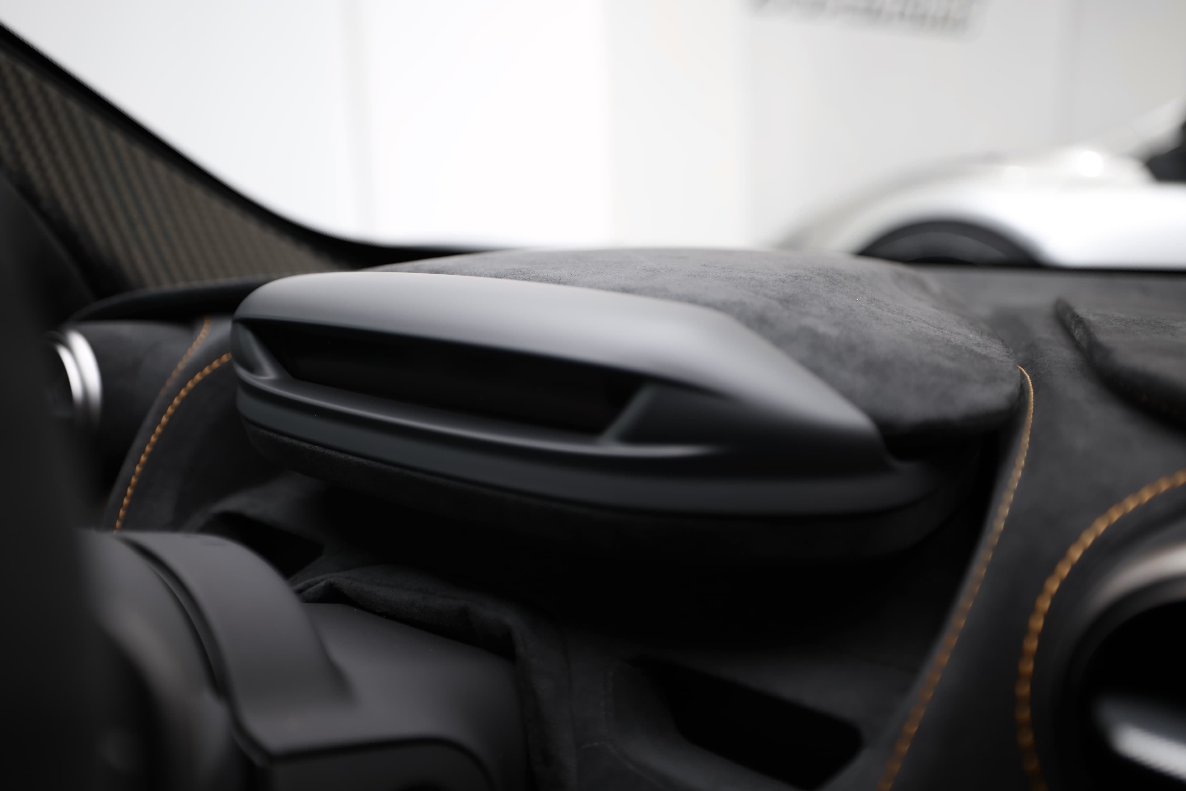 Le tableau de bord numérique est un écran qui remplace les instruments analogiques traditionnels. Il affiche des informations clés comme la vitesse, le régime moteur, la navigation et les paramètres de conduite, le tout de manière personnalisable et dynamique, offrant une expérience moderne et intuitive au conducteur.