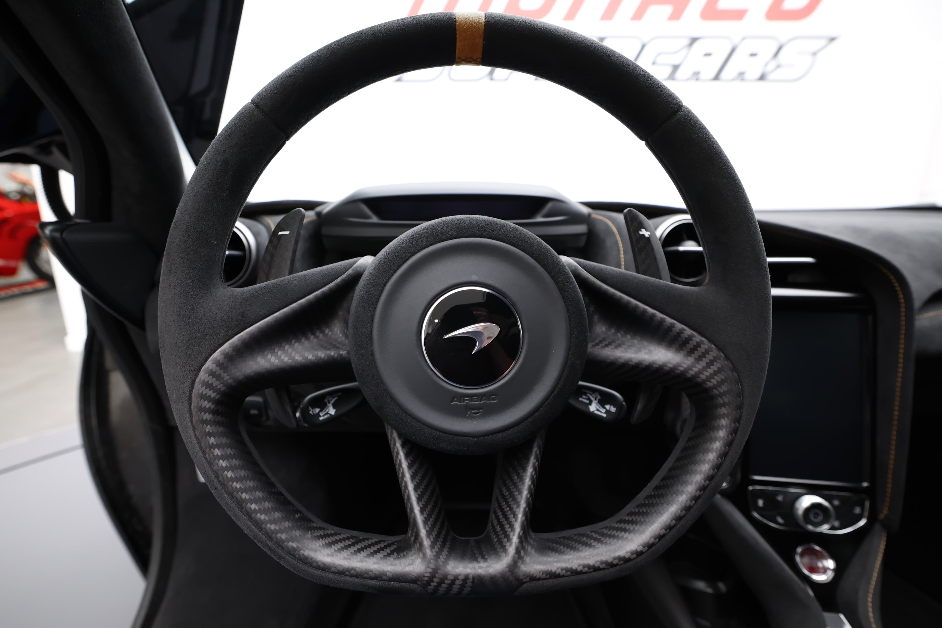 Découvrez notre volant en carbone et Alcantara, alliant légèreté, performance et luxe pour une expérience de conduite inégalée.