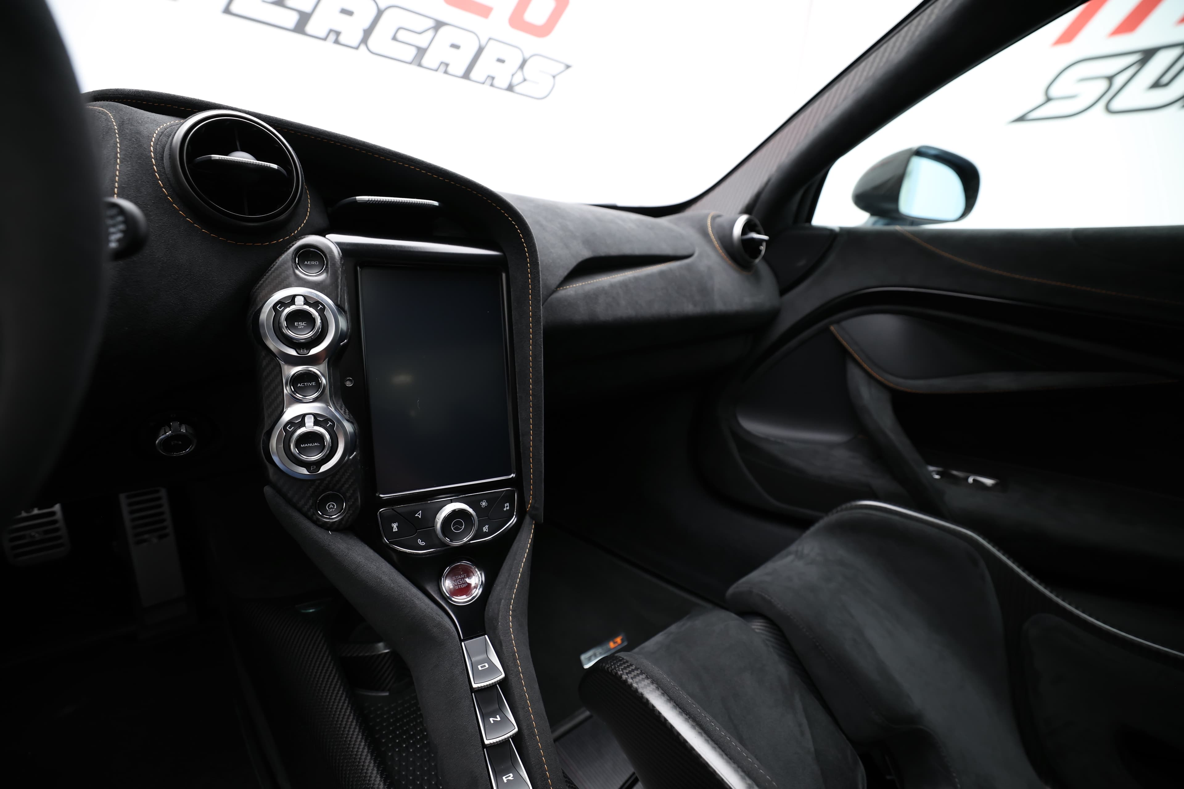 Mclaren 765 LT console centrale ecran entouré de carbone et alcantara 