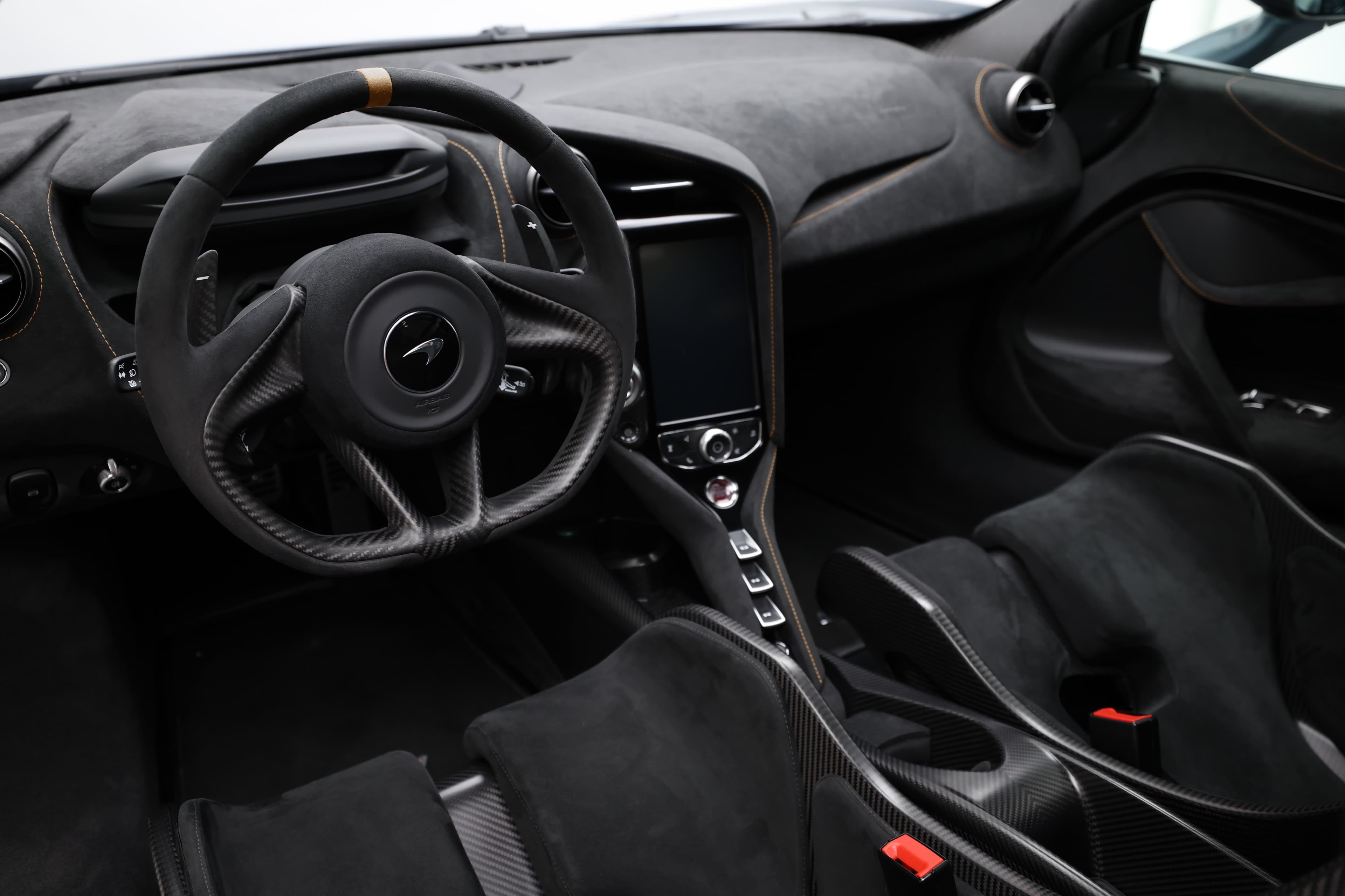 Mclaren 765LT volant carbone, prise de vue interieur avec console centrale