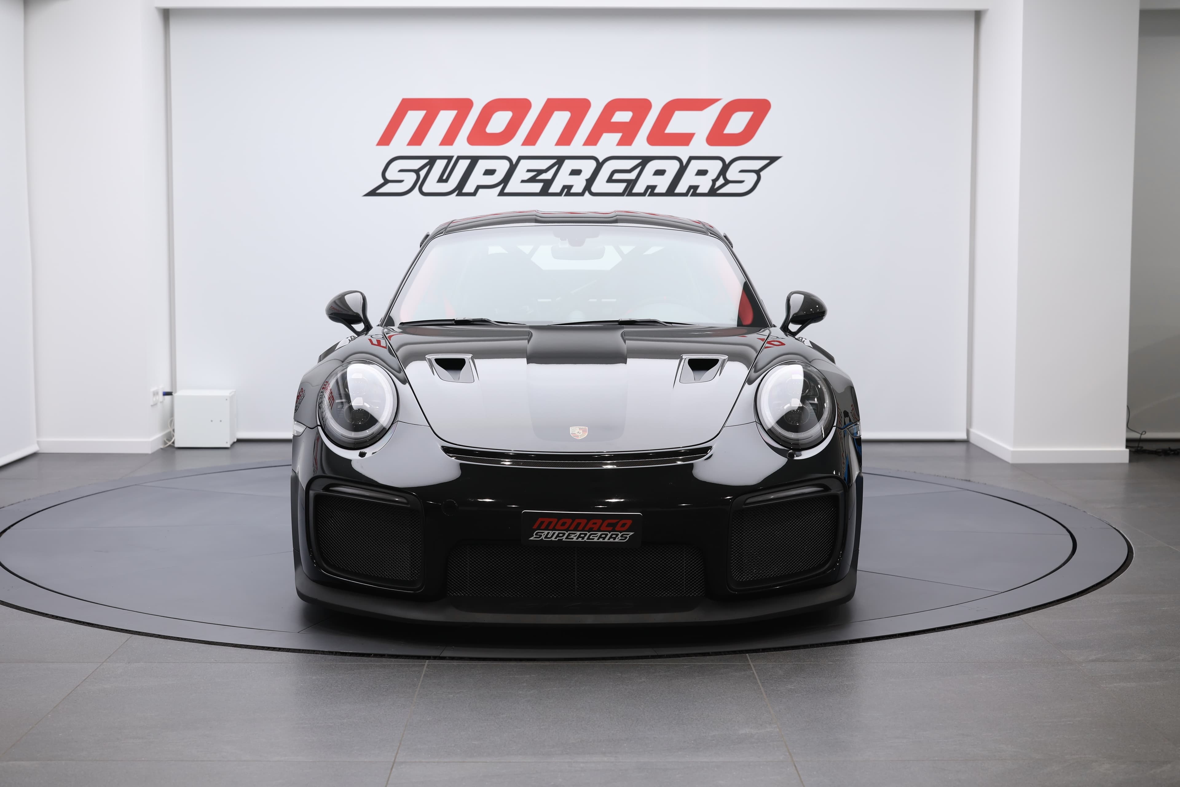 À vendre, Porsche 911 GT2 RS noire, vue de face, supercar de luxe, performances exceptionnelles, design aérodynamique, moteur puissant, traction arrière, collection exclusive.