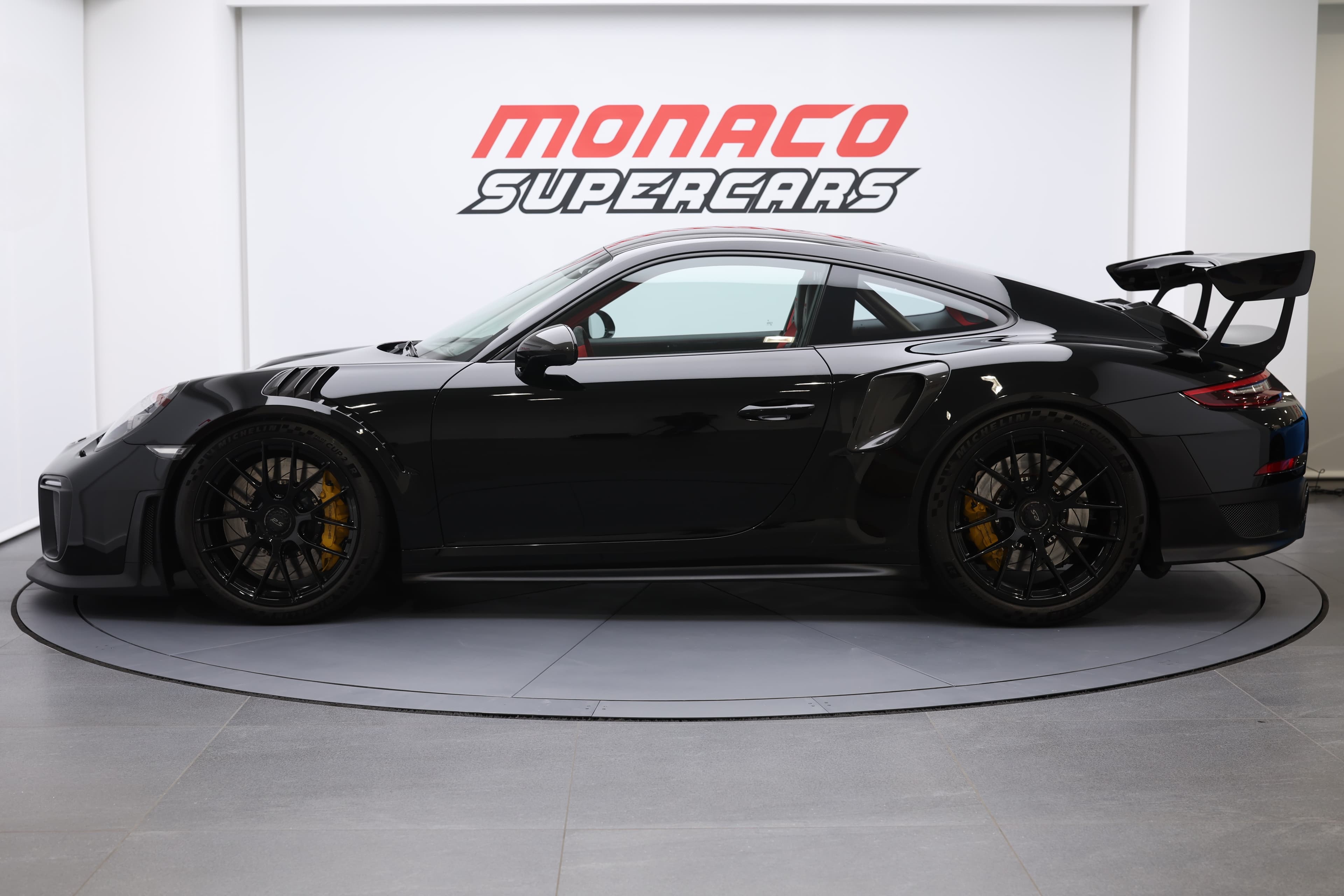 "À vendre, Porsche 911 GT2 RS noire, vue de profil, supercar de luxe, performances exceptionnelles, design aérodynamique, moteur puissant, traction arrière, Monaco, collection exclusive.