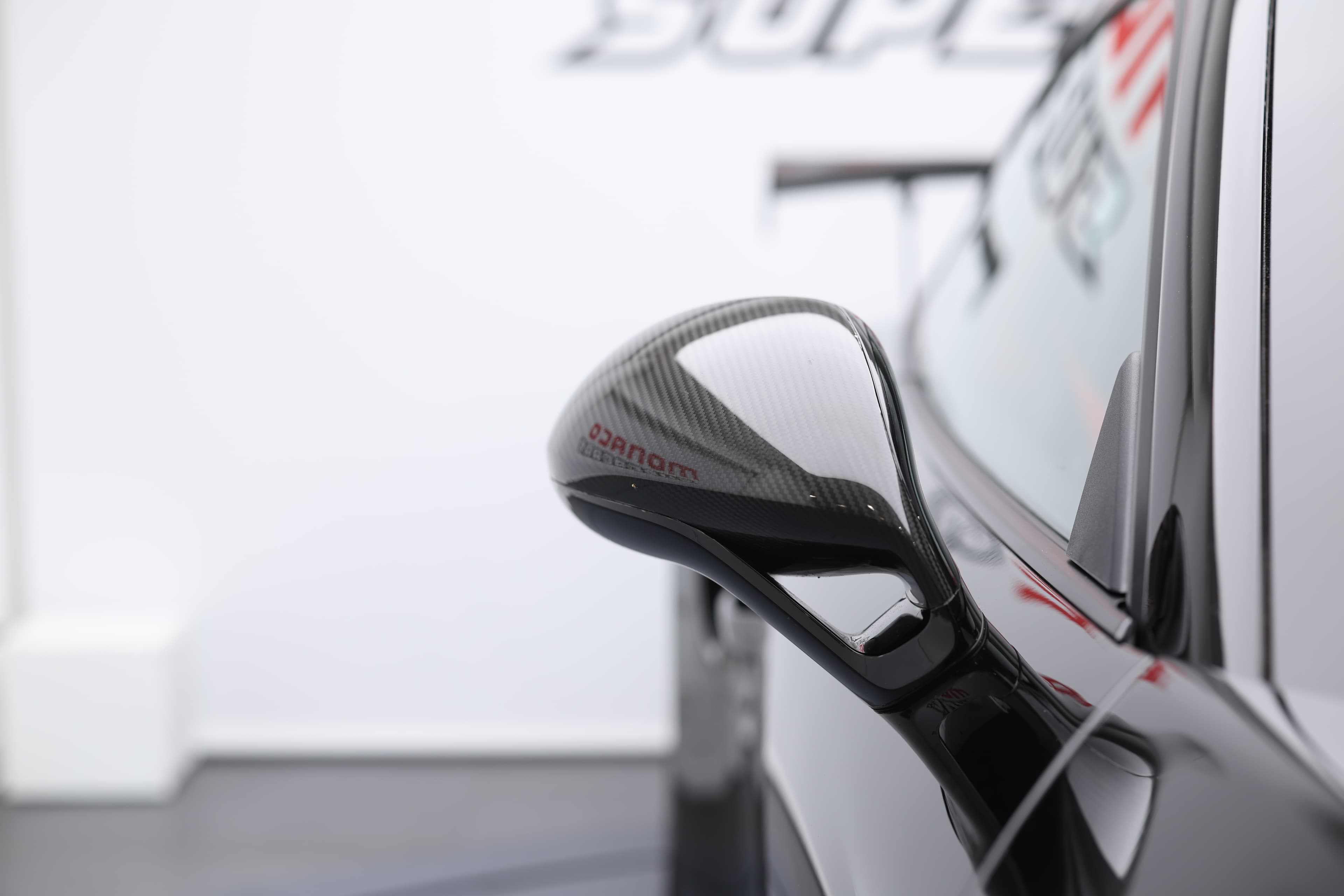 À vendre, rétroviseur en carbone de la Porsche 911 GT2 RS noire, design léger et sportif, finition haut de gamme, performance améliorée, supercar de luxe, Monaco, accessoire exclusif.