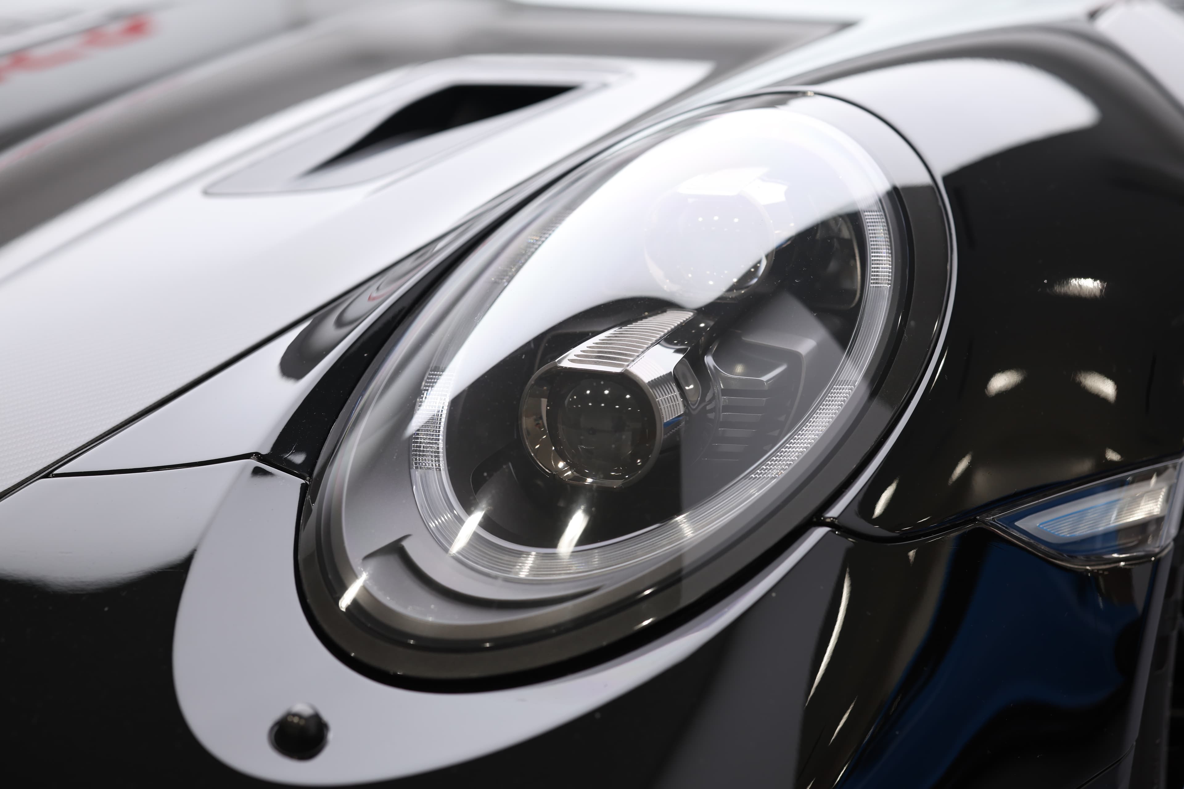 feux avant de la Porsche 911 GT2 RS noire, design élégant et moderne, technologie LED, visibilité optimale, supercar de luxe, Monaco, style sportif.