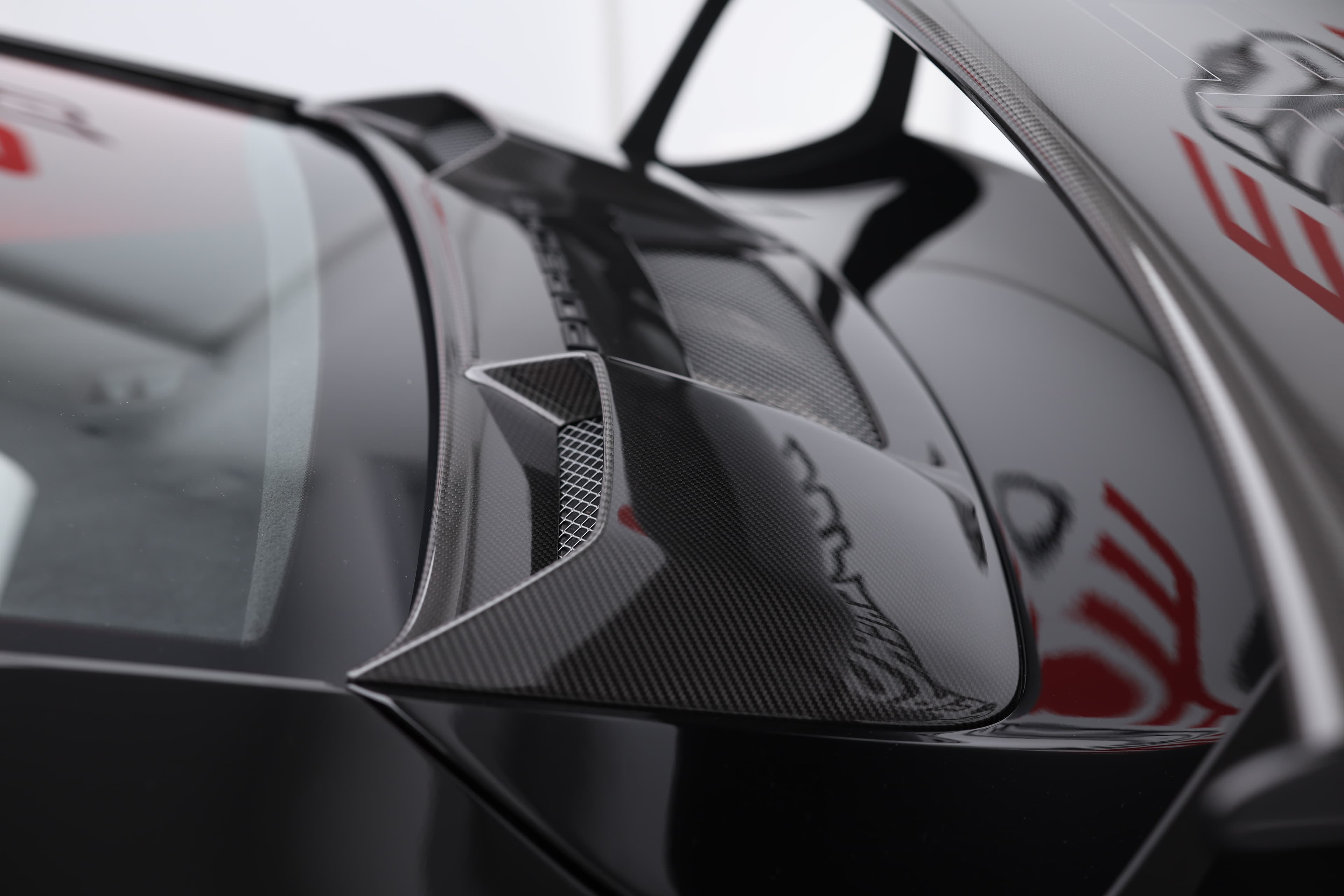 Aération du moteur arrière de la Porsche 911 GT2 RS noire, design fonctionnel, refroidissement optimal, performance de supercar, éléments sportifs, Monaco, style exclusif.