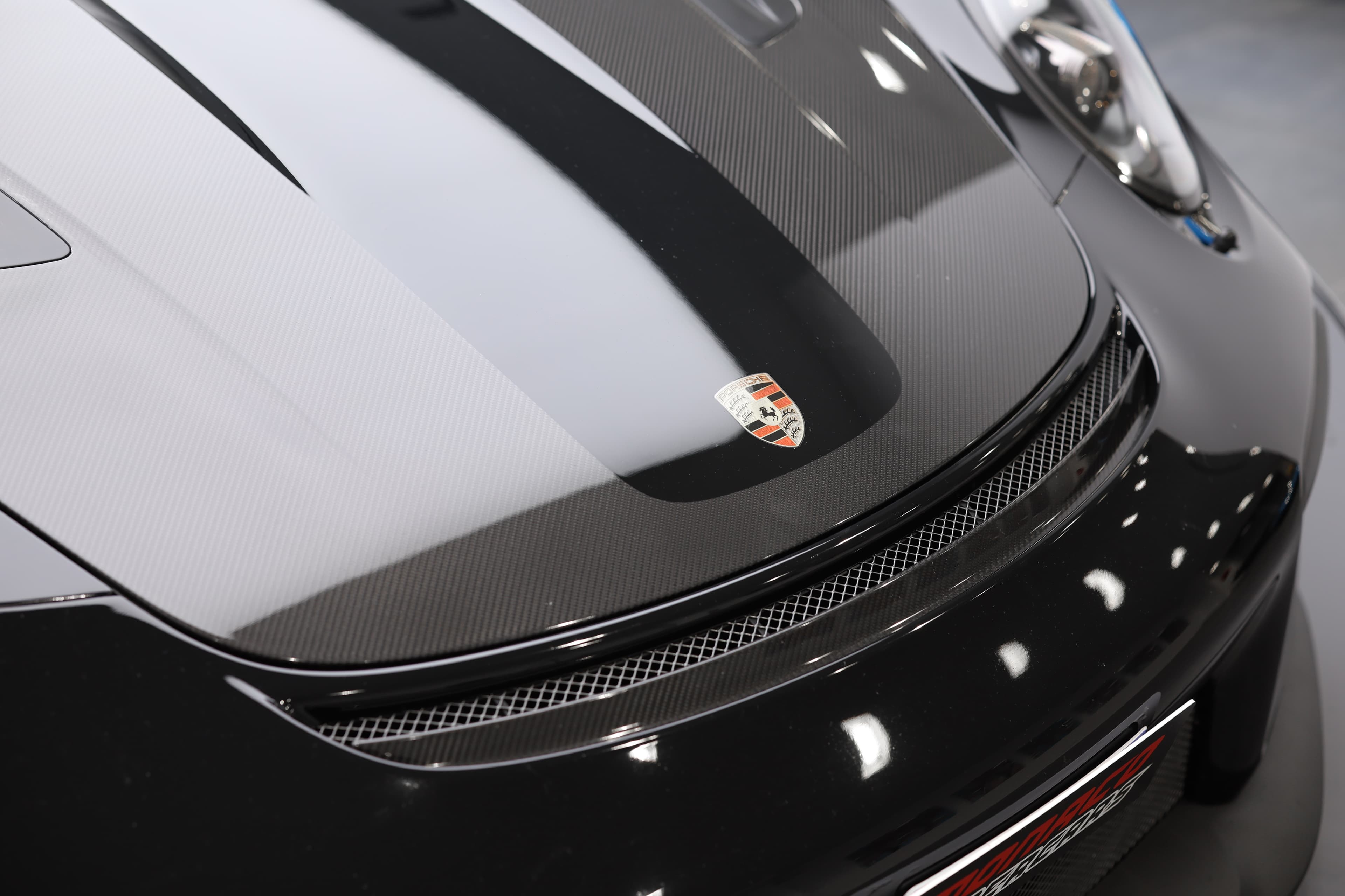 Photo du capot de la Porsche 911 GT2 RS noire avec le pack Weissach, mettant en valeur son design léger et sportif, optimisé pour la performance.