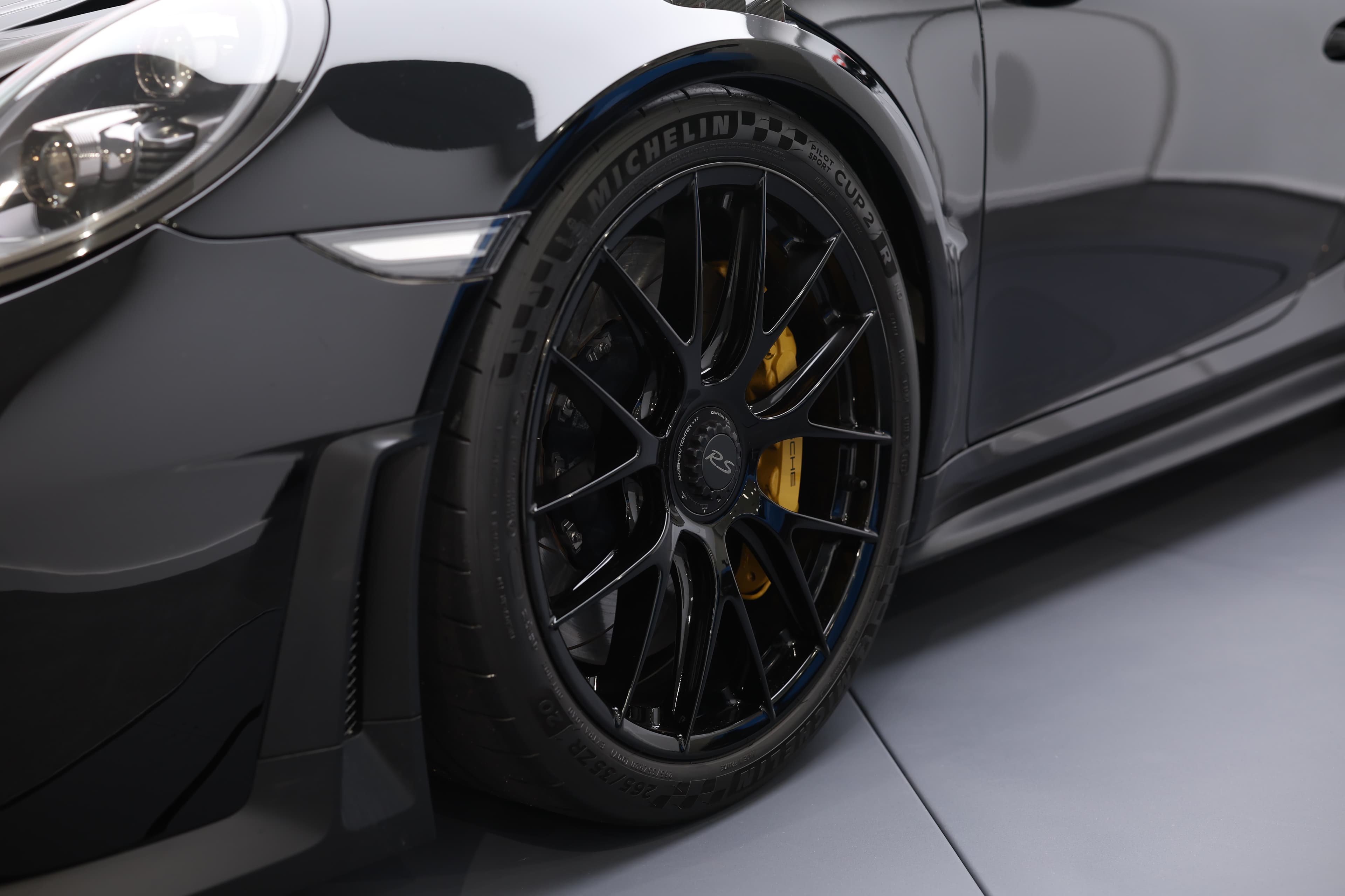 Photo des jantes de la Porsche 911 GT2 RS noire, alliant élégance et performance, avec un design distinctif et une finition haut de gamme.