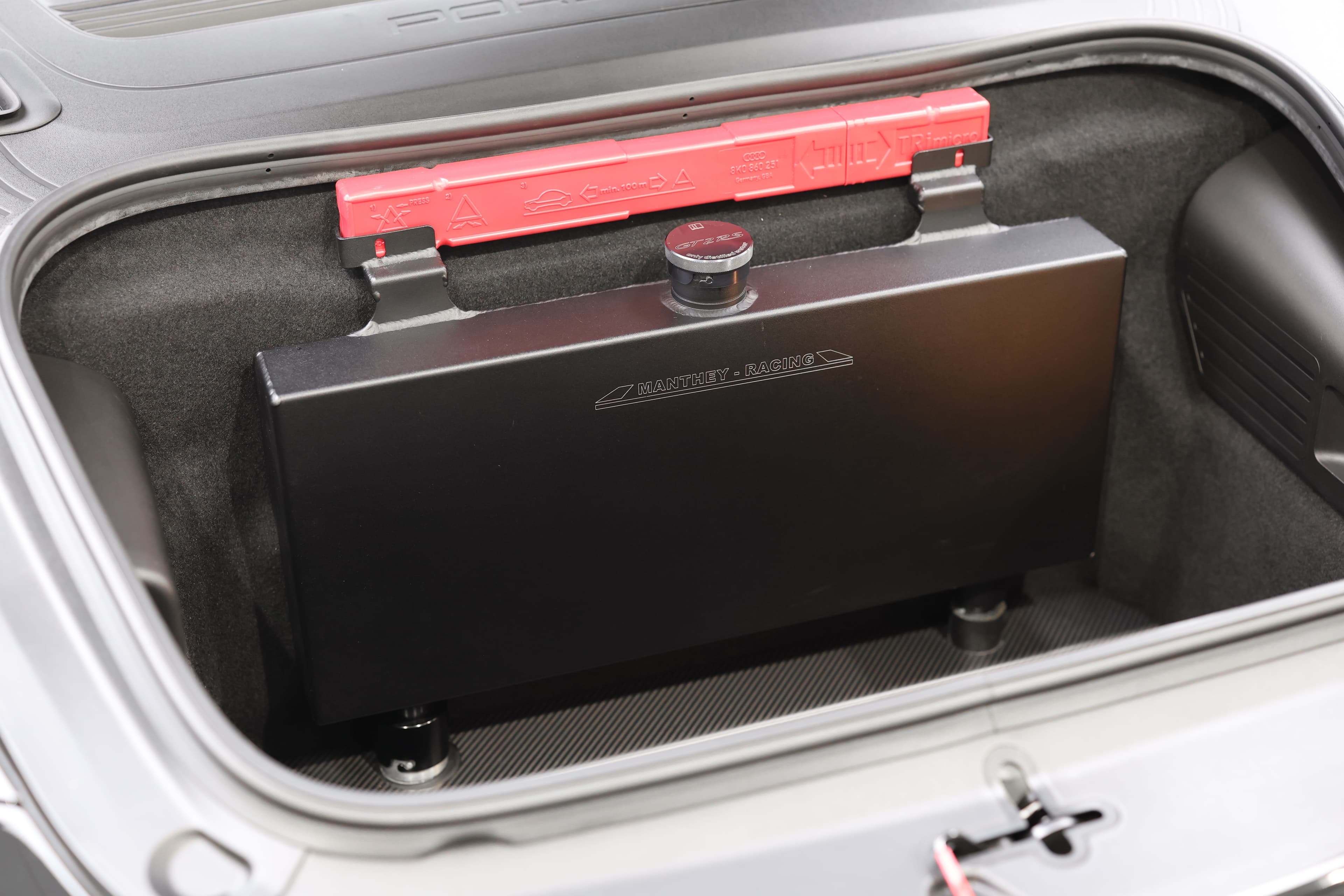 Photo du coffre avant de la Porsche 911 GT2 RS noire, mettant en évidence son espace de rangement astucieux et son accès pratique, tout en maintenant l'esthétique sportive.