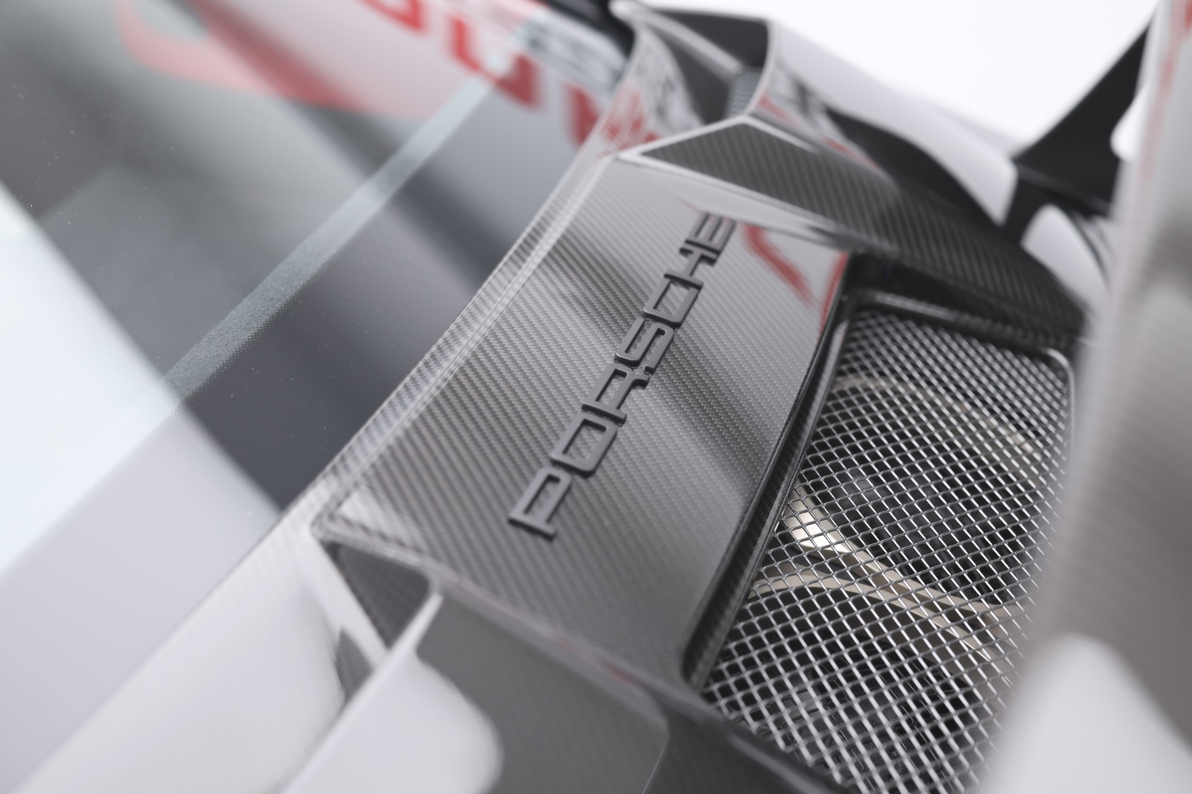 Photo du radiateur de la Porsche 911 GT2 RS noire, conçu pour assurer un refroidissement optimal du moteur, améliorant ainsi la performance et la fiabilité lors de la conduite sur circuit