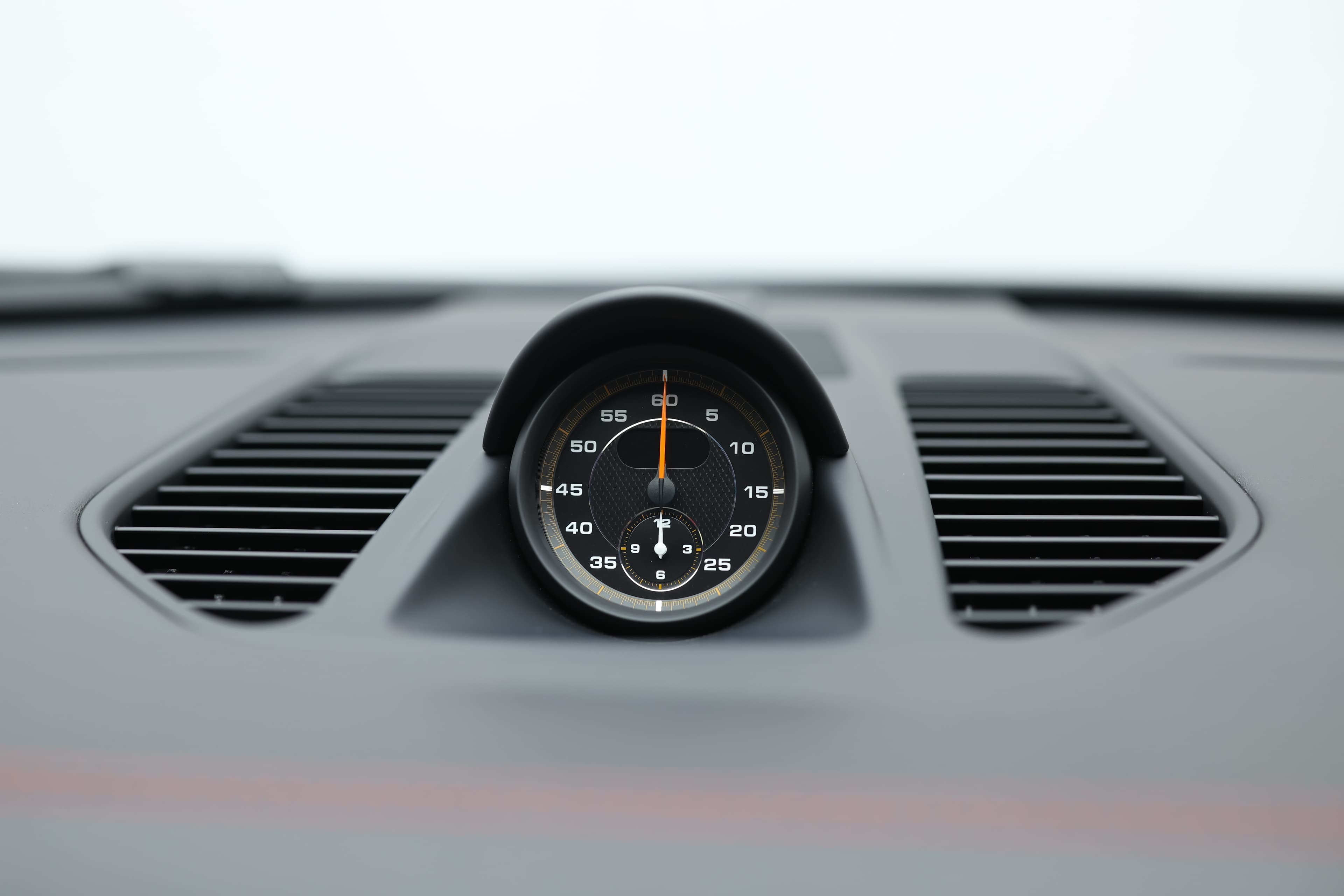 Photo d'un chronomètre, symbole de précision et de performance, utilisé pour mesurer les temps au tour de la Porsche 911 GT2 RS sur circuit, mettant en avant son esprit compétitif.