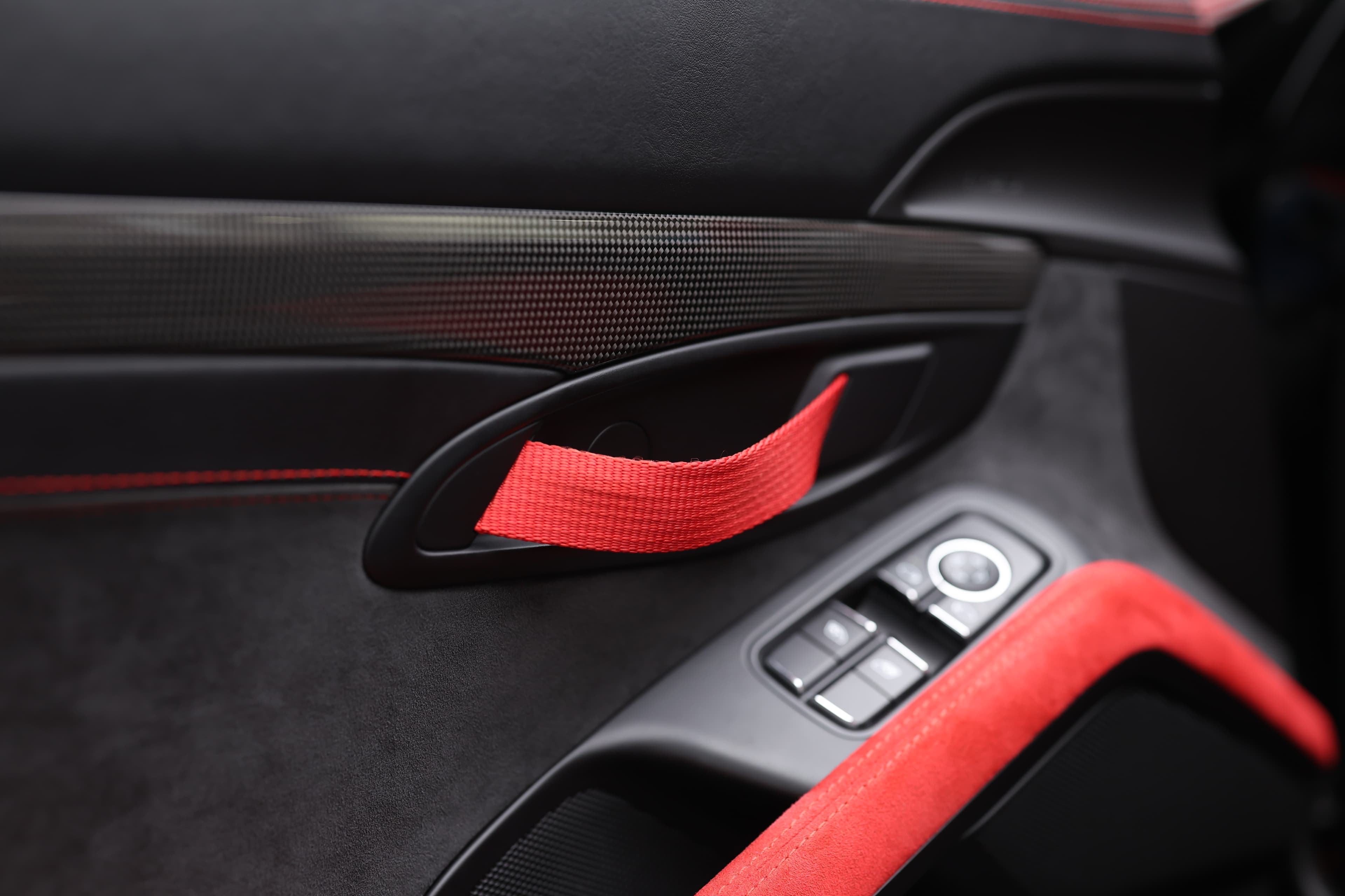 Photo du poignet de porte en nylon de la Porsche 911 GT2 RS, alliant légèreté et résistance, tout en renforçant le caractère sportif et fonctionnel de l'intérieur.