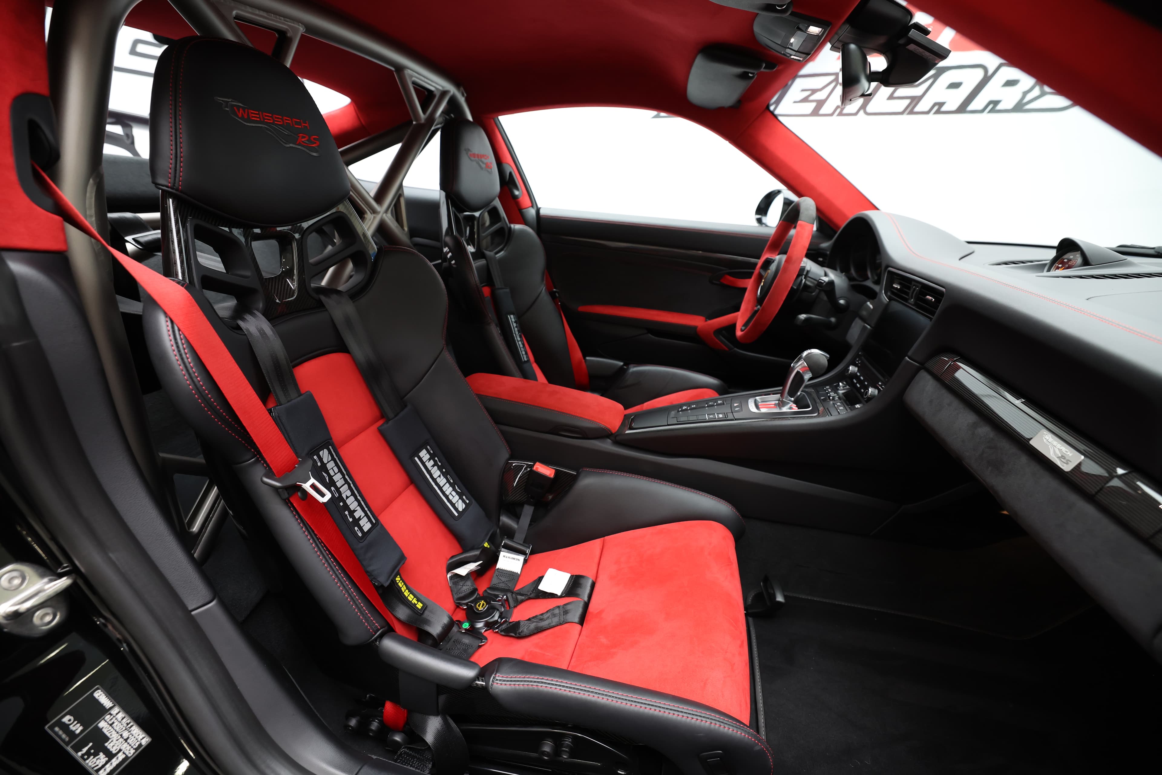 Photo du siège baquet avec harnais de la Porsche 911 GT2 RS, conçu pour un maintien optimal lors des courses, alliant confort et sécurité pour une expérience de conduite intense.