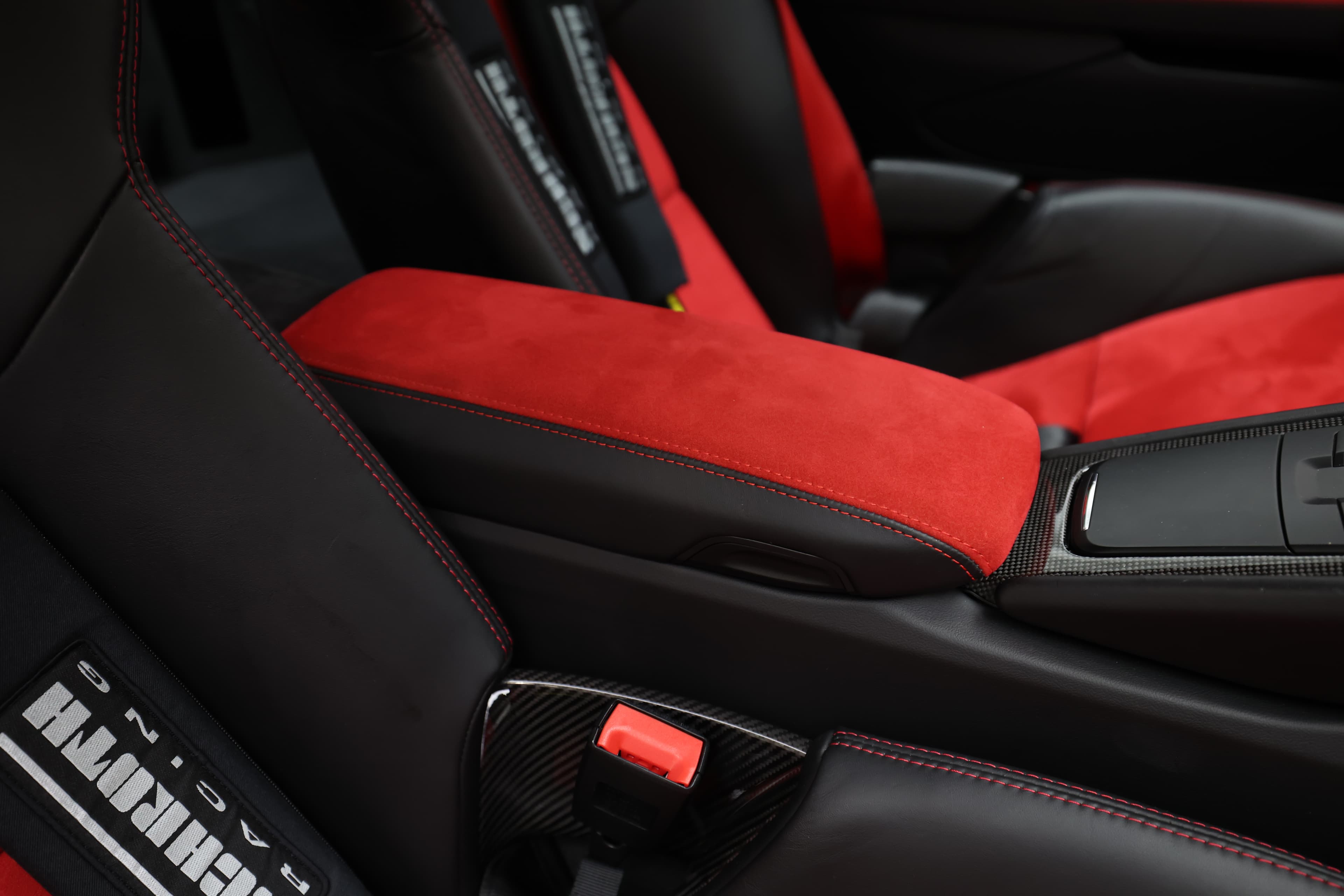 Porsche GT2RS accoudoir alcantara rouge 