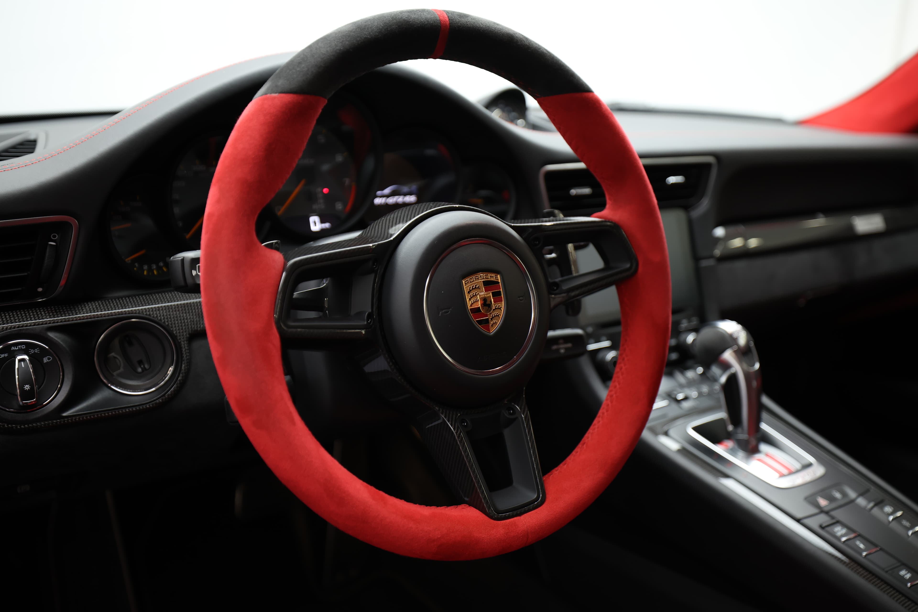 volant alcantara rouge et noir, logo porsche GT2rs 
