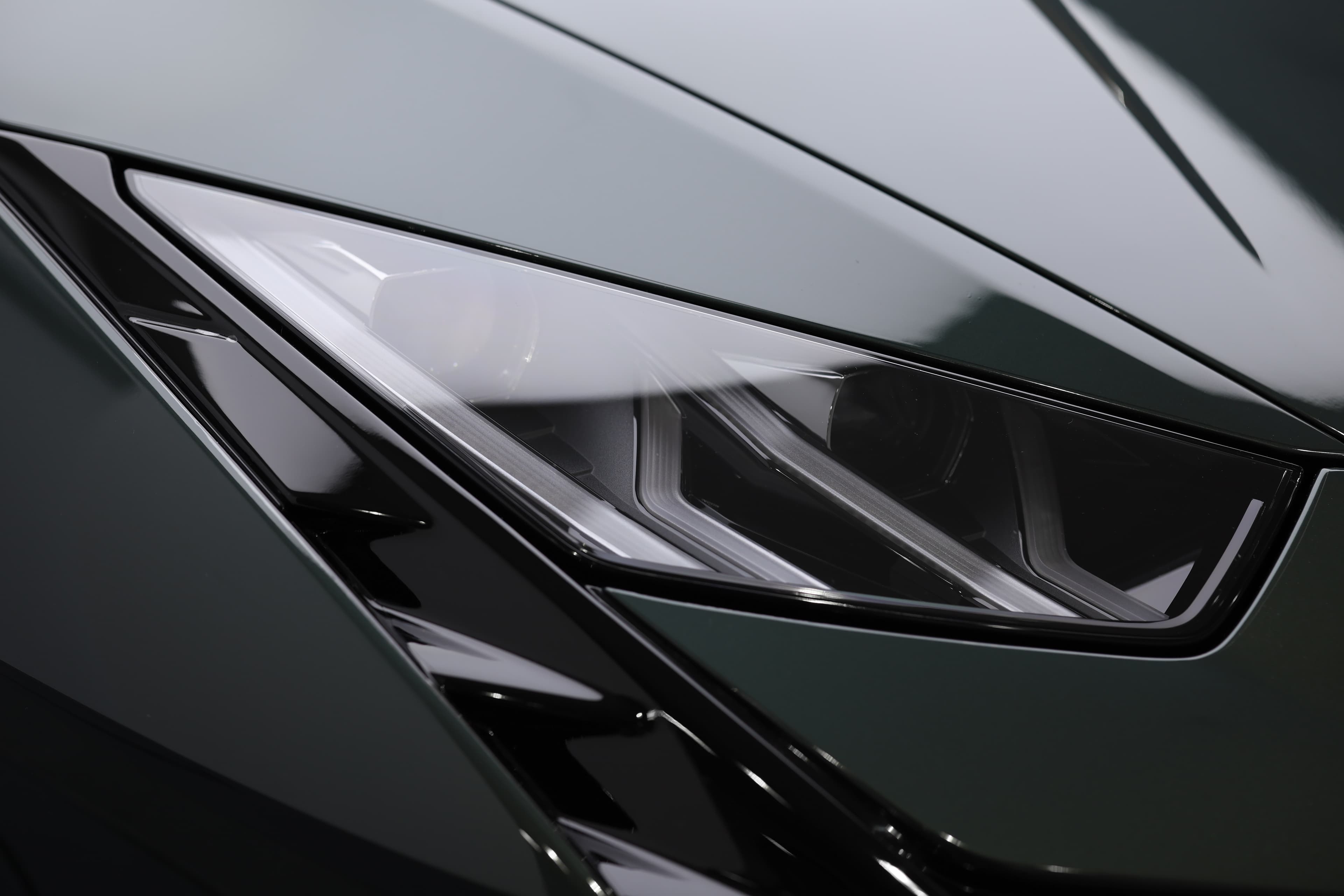 Les feux avant de la Lamborghini Huracán Tecnica, avec leur design angulaire et technologique, ajoutent une touche d'agressivité tout en offrant une visibilité impressionnante, affirmant le caractère audacieux de cette supercar.