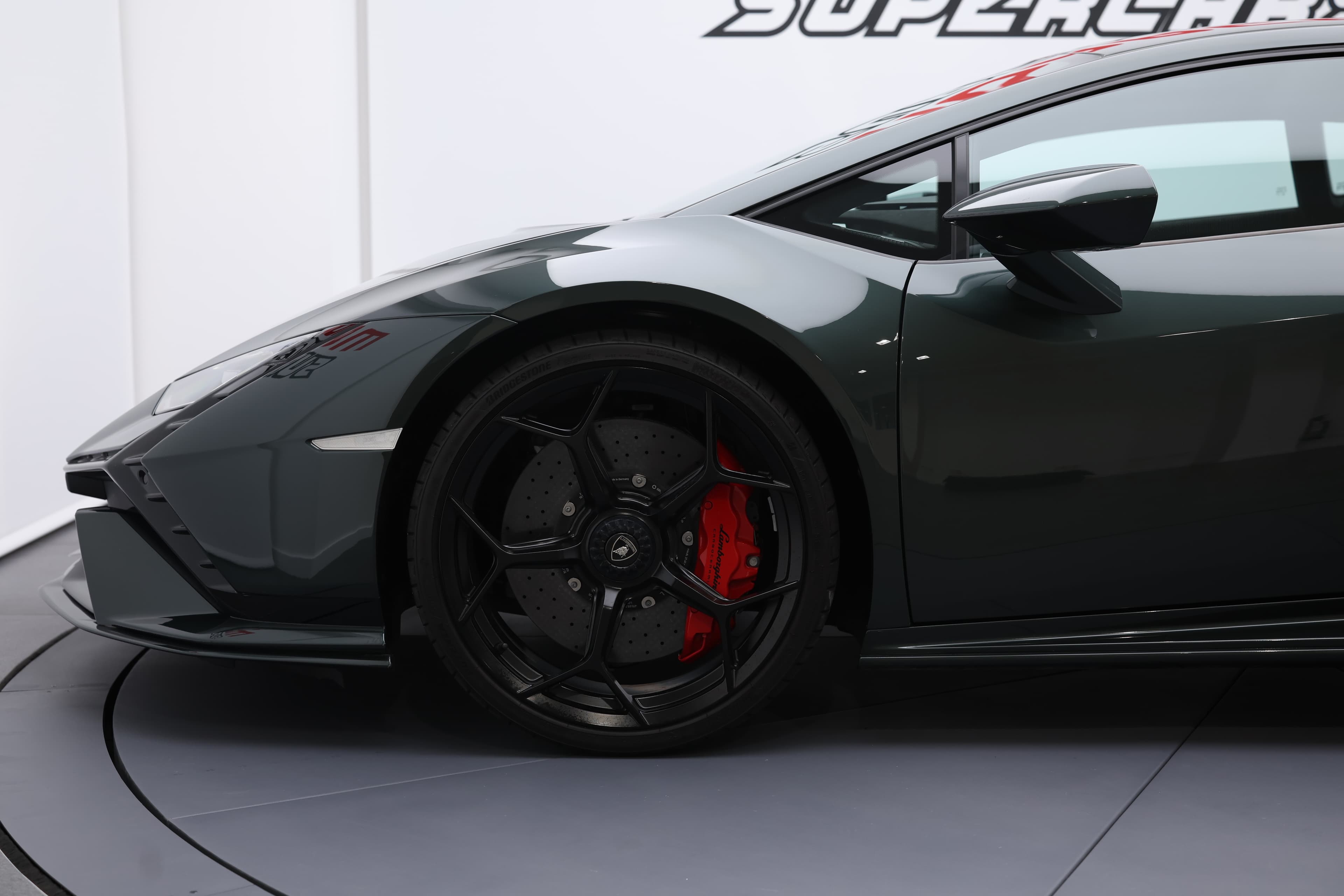 L'avant profil de la Lamborghini Huracán Tecnica met en avant ses lignes nettes et son allure dynamique, soulignant son caractère sportif et sa puissance prête à s'élancer sur la route.